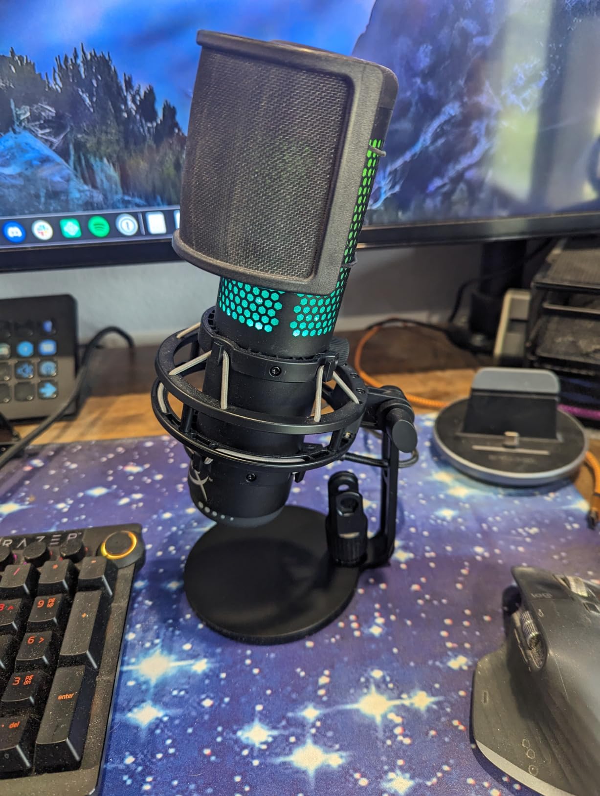 HyperX QuadCast S - RGB USB Condenser Microphone for PC, PS4, PS5 and Mac, Anti-Vibration Shock Mount, 4 Polar Patterns, Pop Filter, Gain Control, Gaming, Streaming, Podcasts, Twitch, YouTube, Discord customer photo 1