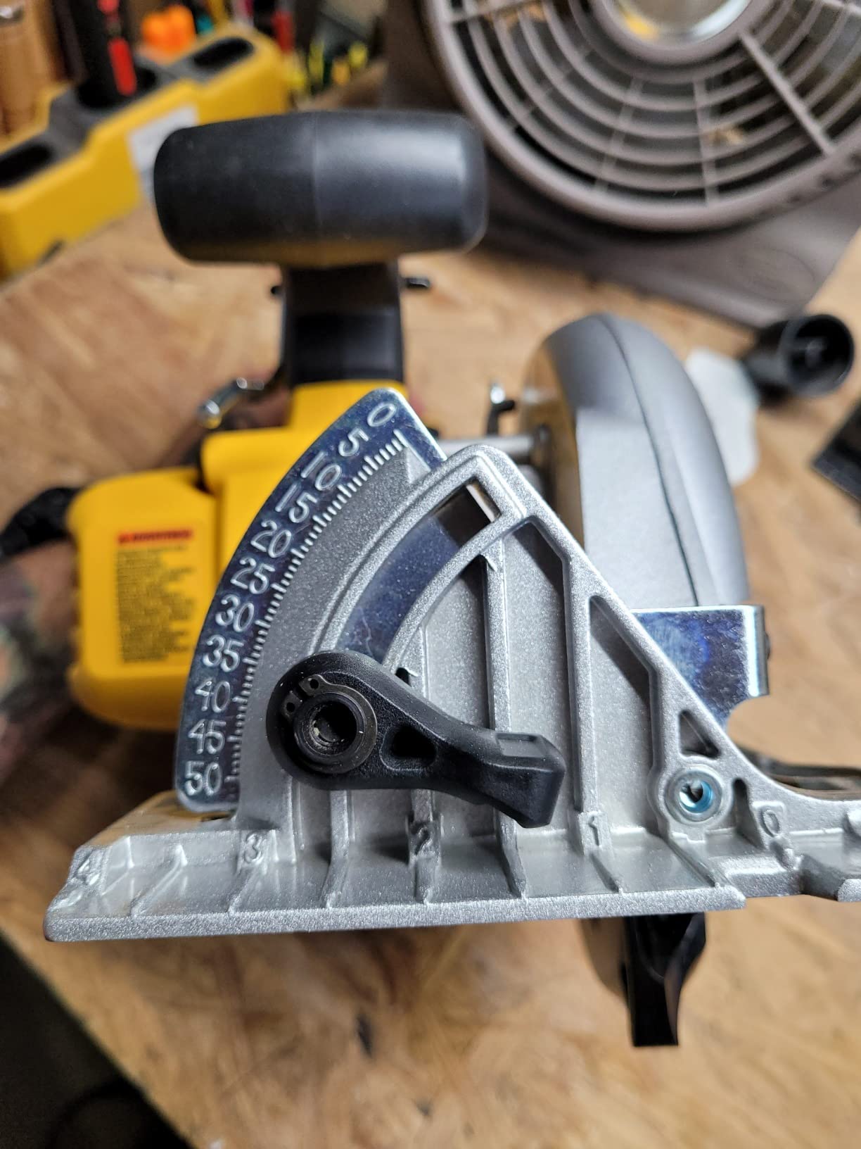 DEWALT 20V MAX* 6-1/2 in. Brushless Cordless Circular Saw, Tool Only (DCS565B) customer photo 1