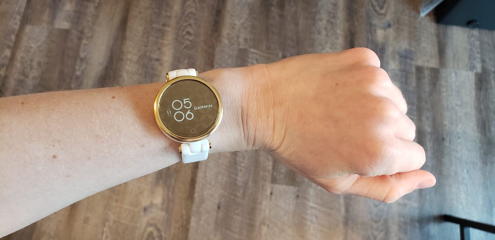 Garmin Lily, Small GPS Smartwatch with Touchscreen and Patterned Lens, Dark Purple customer photo 2
