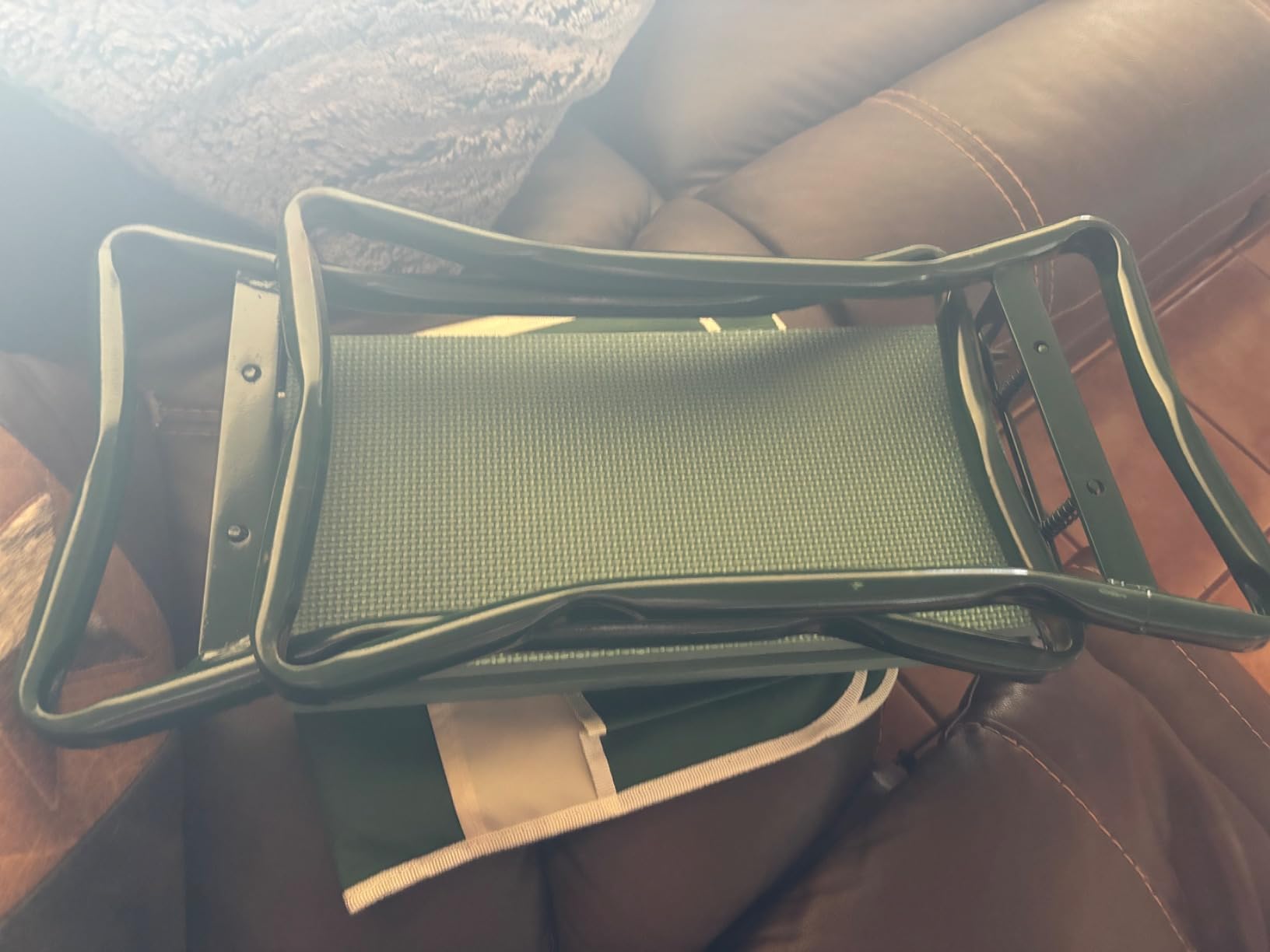 KVR Upgraded Garden Kneeler and Seat with Thicken & Widen Soft Kneeling Pad, Heavy Duty Foldable Gardener Stool with 2 Tool Pouches, Gardening Gifts for Women Mom Men Seniors customer photo 2
