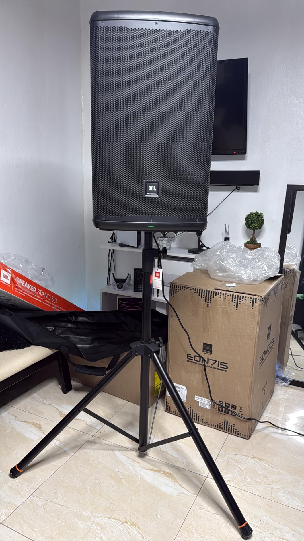 JBL Professional EON715 Powered PA Speaker, Portable Loudspeaker with Bluetooth, 15 inch, 300 Watt, Wired Electric, Black customer photo 2