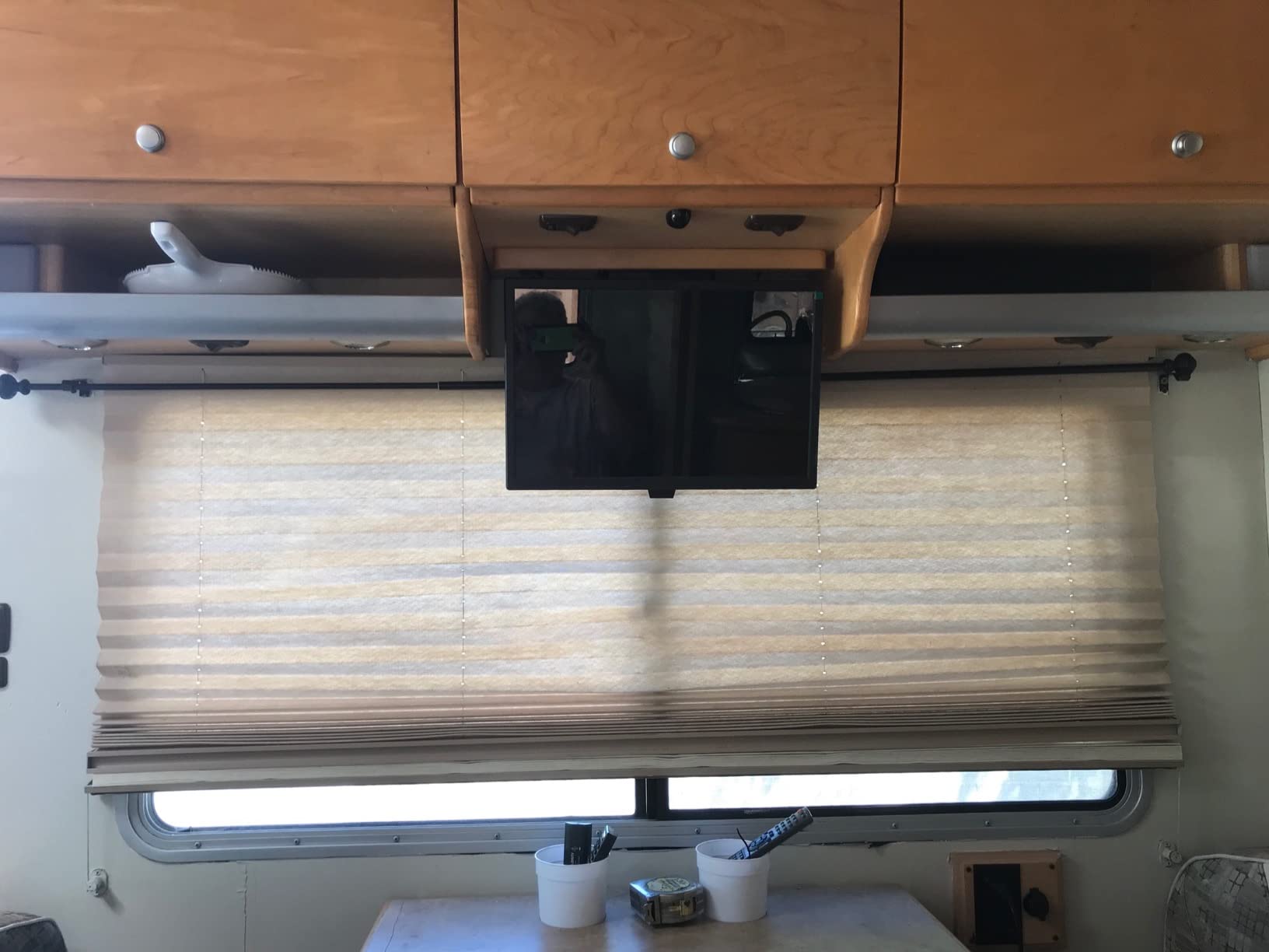 19 Inch LED Widescreen TV with Digital ATSC Tuners HDMI/VGA/RCA/USB, 19 Inch Flat Screen TV w/Built in Dual Speakers for Kitchen and RV Camper(No Smart Telesivion) customer photo 2