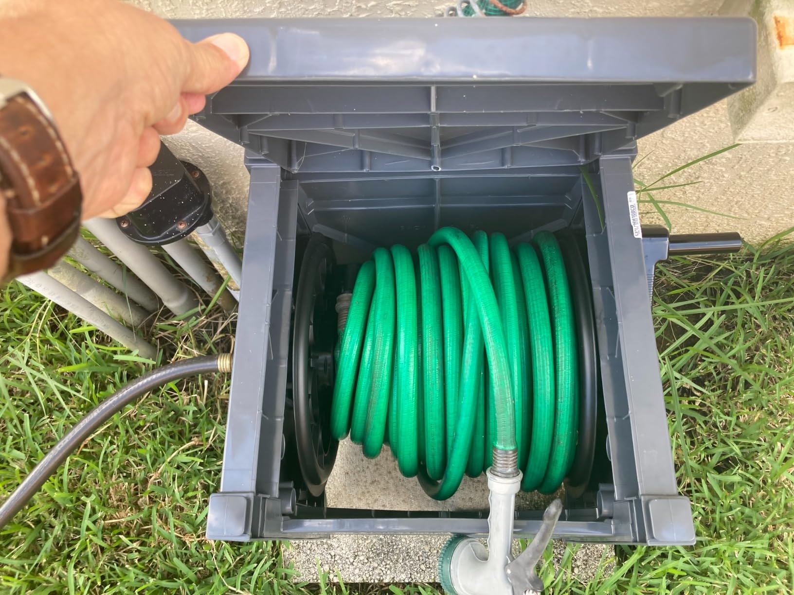 Suncast 100 ft Garden Hose Reel Hideaway, Cyberspace Grey Resin Outdoor Hose Storage customer photo 2