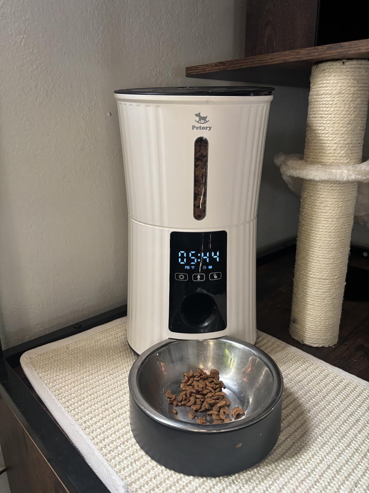 Petory WiFi Automatic Cat Feeder - 4L Dry Food Dispenser for Cats and Dogs | App Control, 10 Meals Daily, Dual Power Supply, 10-Second Voice Recorder, with Desiccant Bag customer photo 1