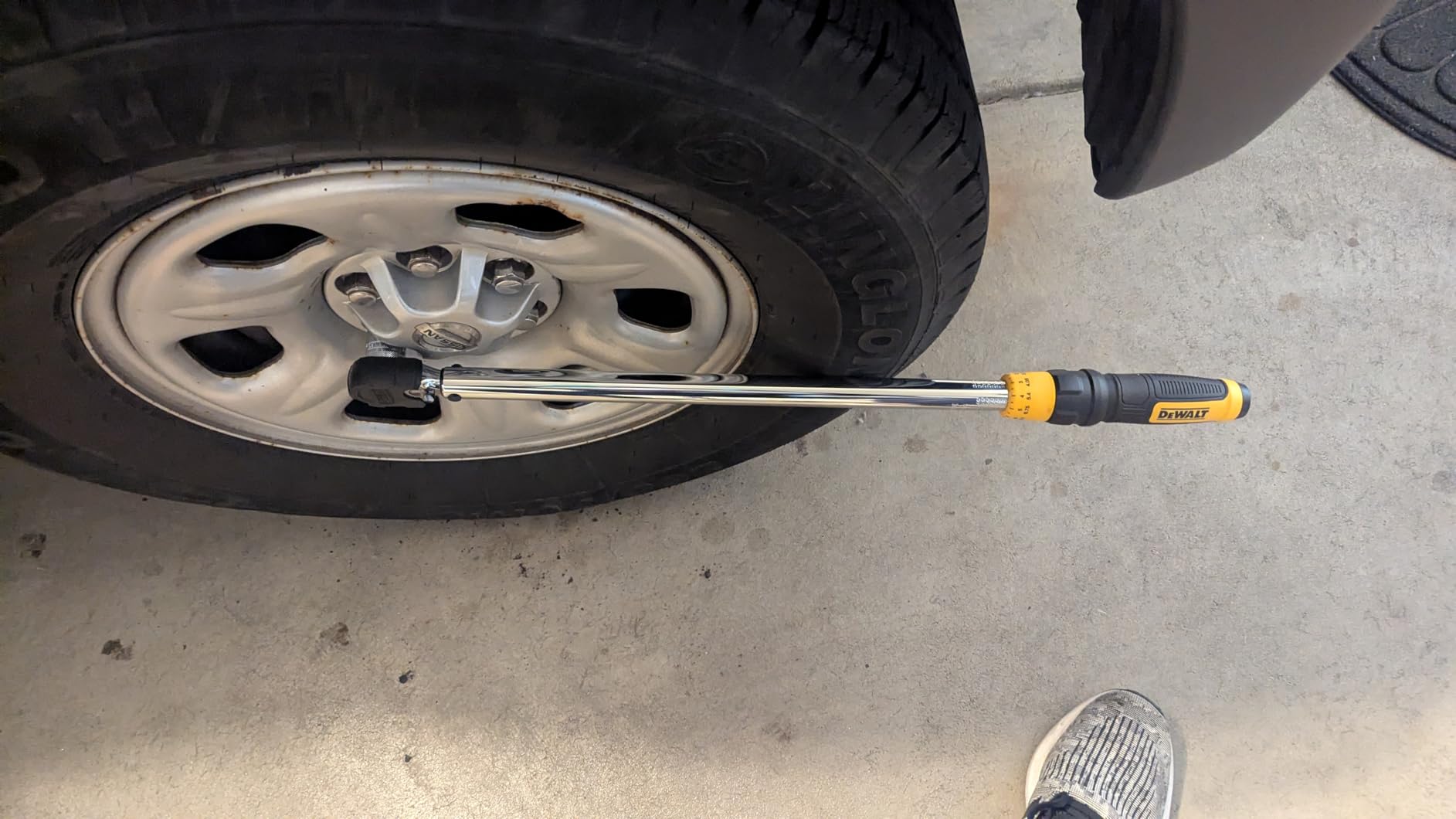 DEWALT Torque Wrench Tool Set, Tire Change Kit, 50-250 FT-LB, 12 Piece with Storage Case (DWMT45012) customer photo 2