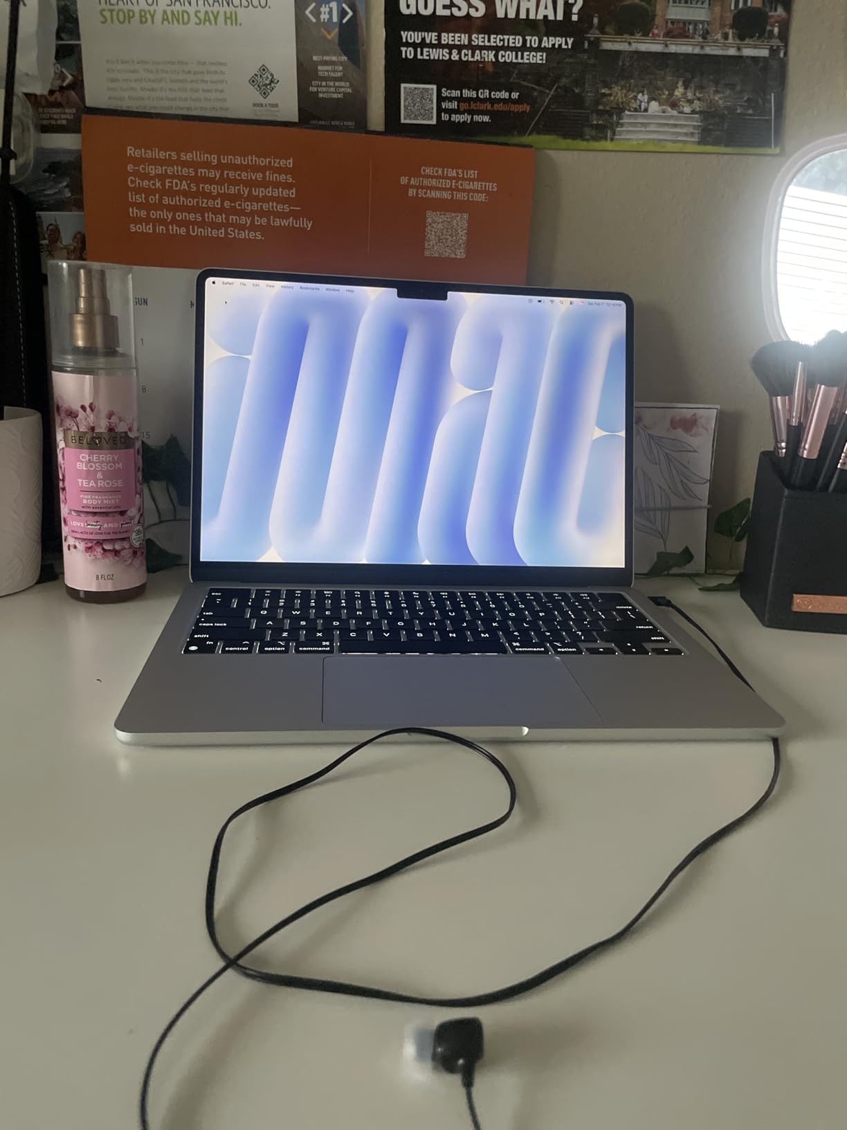 Apple 2022 MacBook Air Laptop with M2 chip (13.6-inch, 8GB RAM, 256GB SSD Storage) Starlight (Renewed) customer photo 1