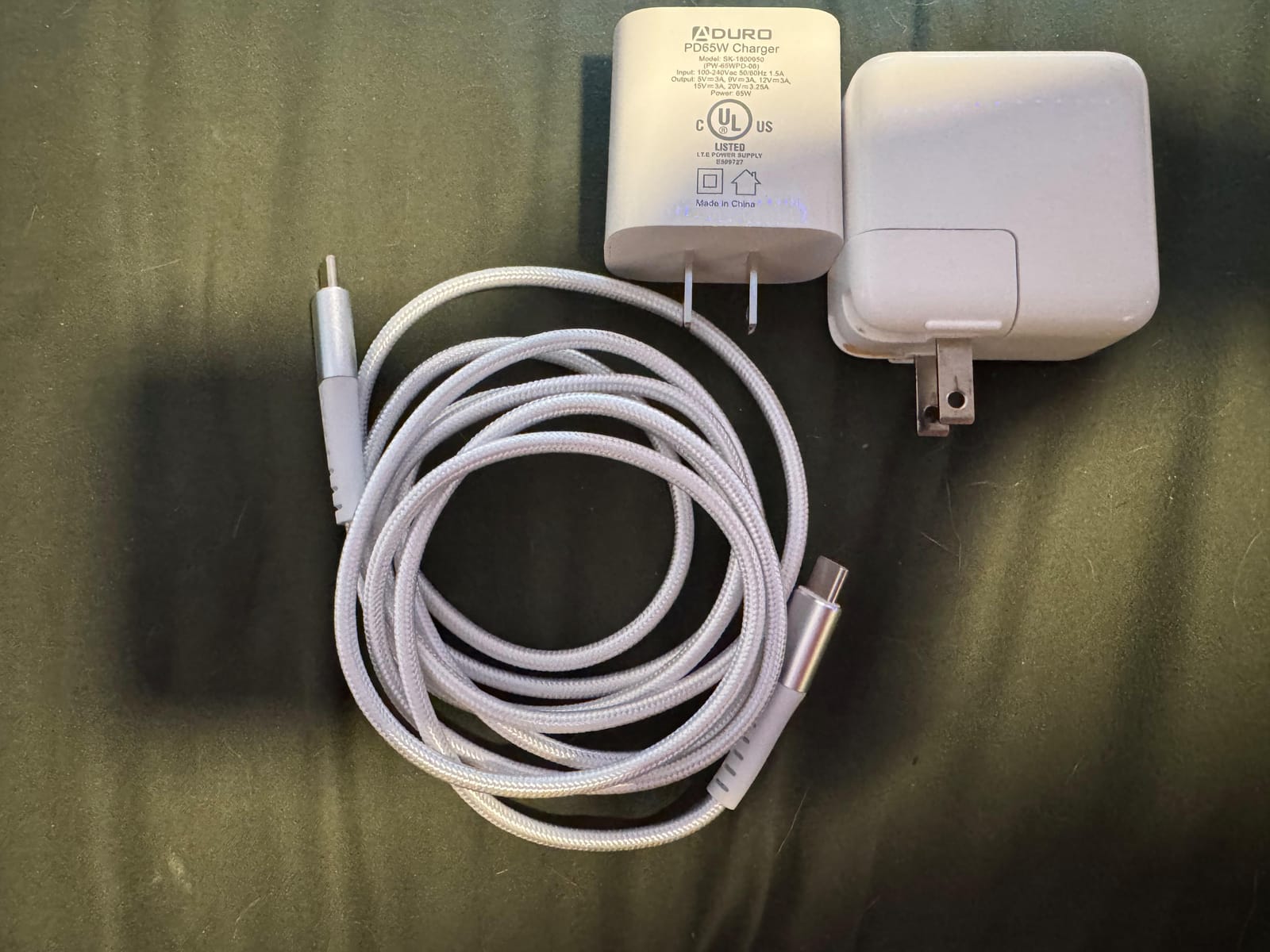 Apple 2022 MacBook Air Laptop with M2 chip (13.6-inch, 8GB RAM, 256GB SSD Storage) Starlight (Renewed) customer photo 2