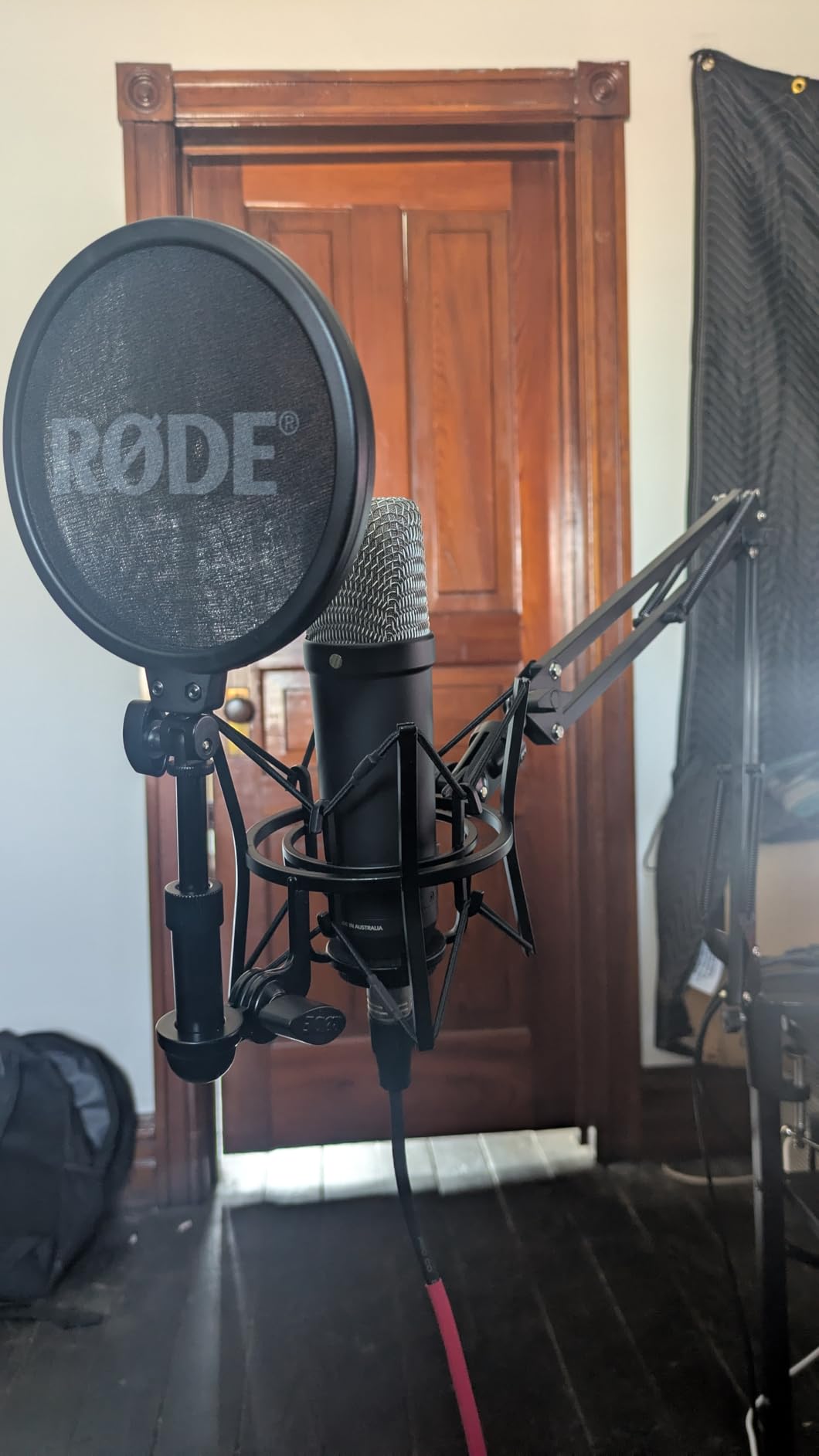 RØDE NT1 5th Gen Large-Diaphragm Studio Condenser Microphone - XLR & USB Outputs - Shock Mount & Pop Filter Included - Music Production, Vocal Recording, Podcasting - Black - Professional Audio customer photo 1