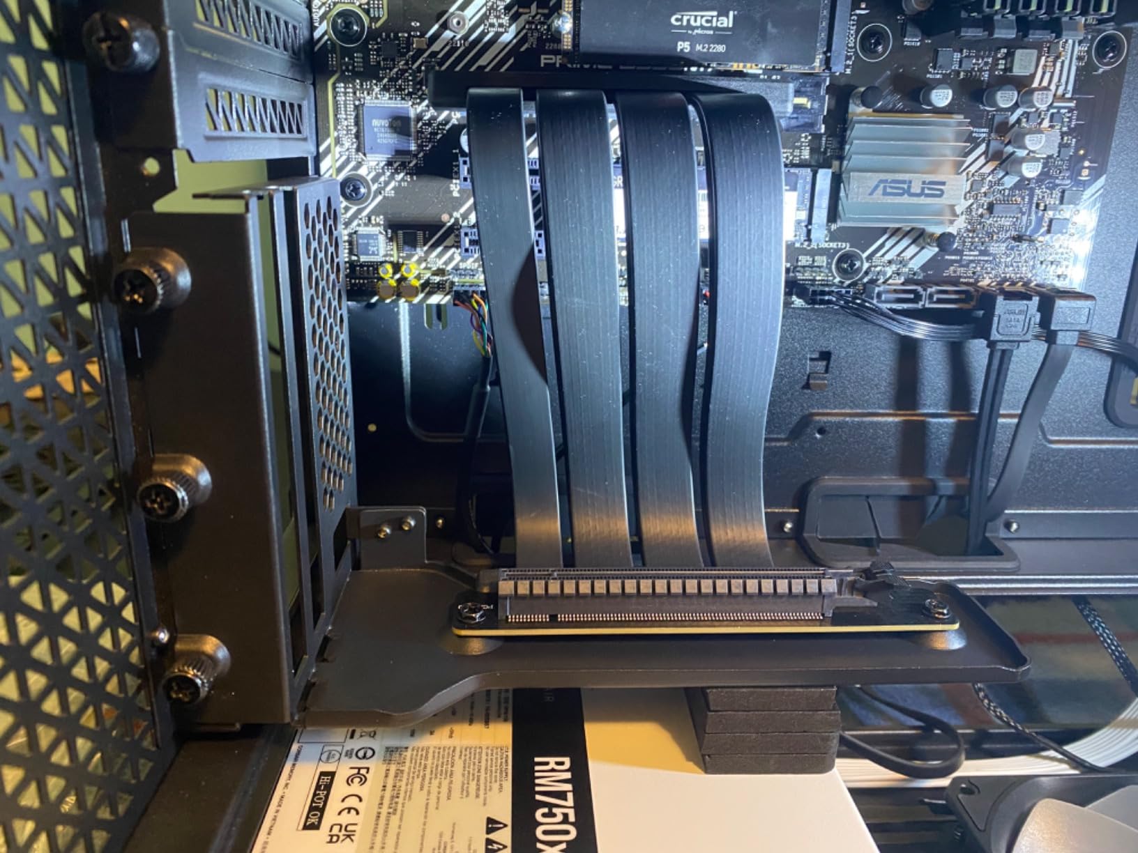 Phanteks (PH-VGPUKT4.0_03R) Gen4 Vertical GPU Bracket, 220mm Flat Line PCI-E Gen4 x16 Riser Cable Kit (Black) customer photo 1
