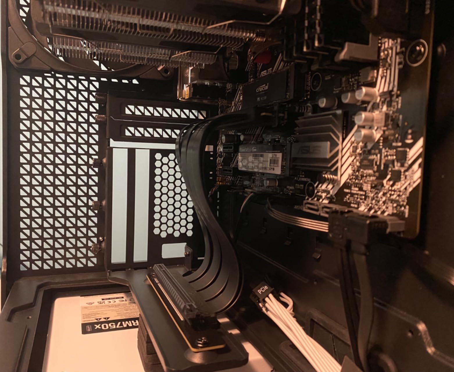 Phanteks (PH-VGPUKT4.0_03R) Gen4 Vertical GPU Bracket, 220mm Flat Line PCI-E Gen4 x16 Riser Cable Kit (Black) customer photo 2
