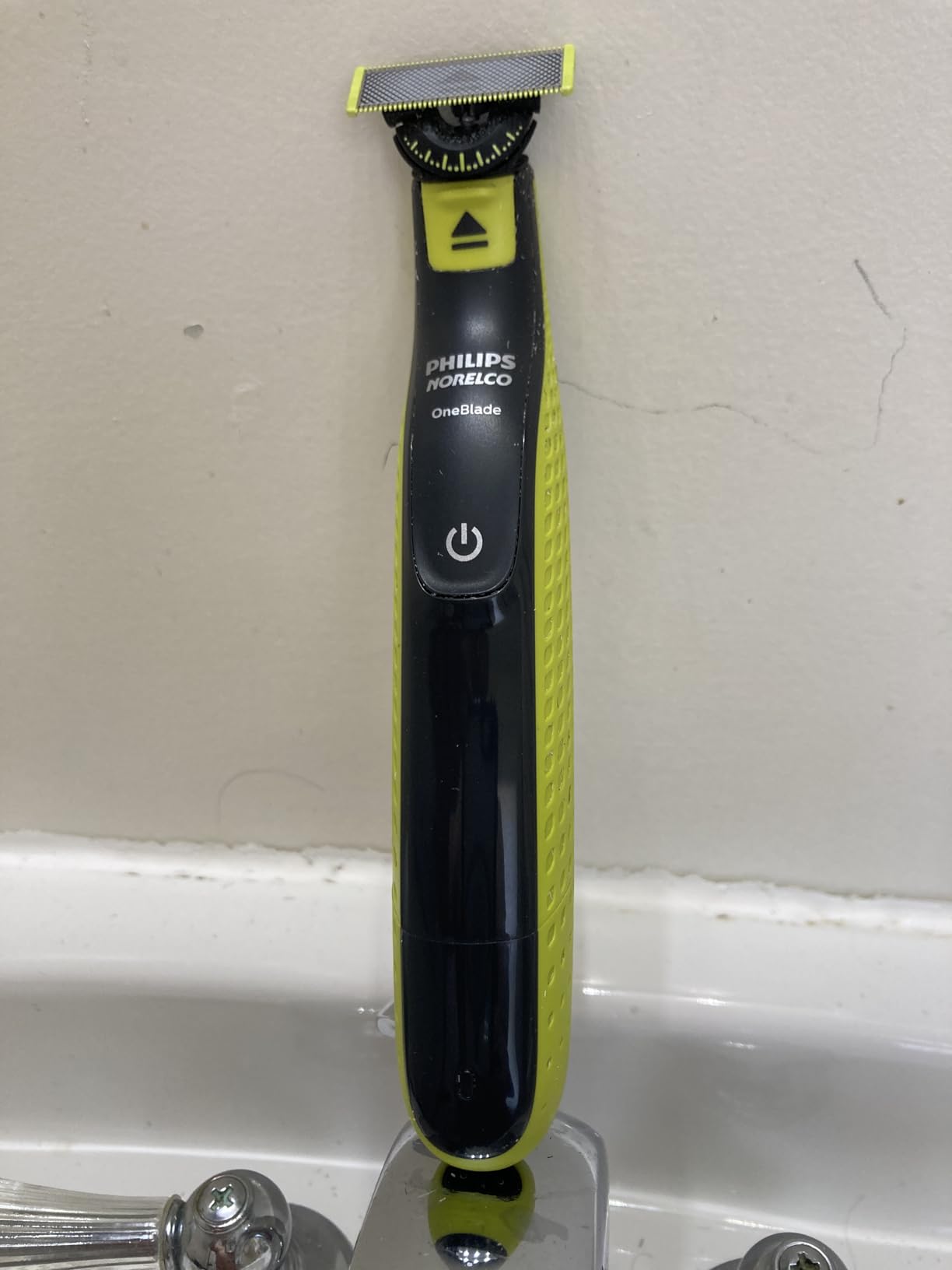Philips OneBlade 360 Hybrid Face Trimmer and Shaver, 5 Length Comb, 360 Blade Technology, 100% Showerproof, QP2724/90 customer photo 1