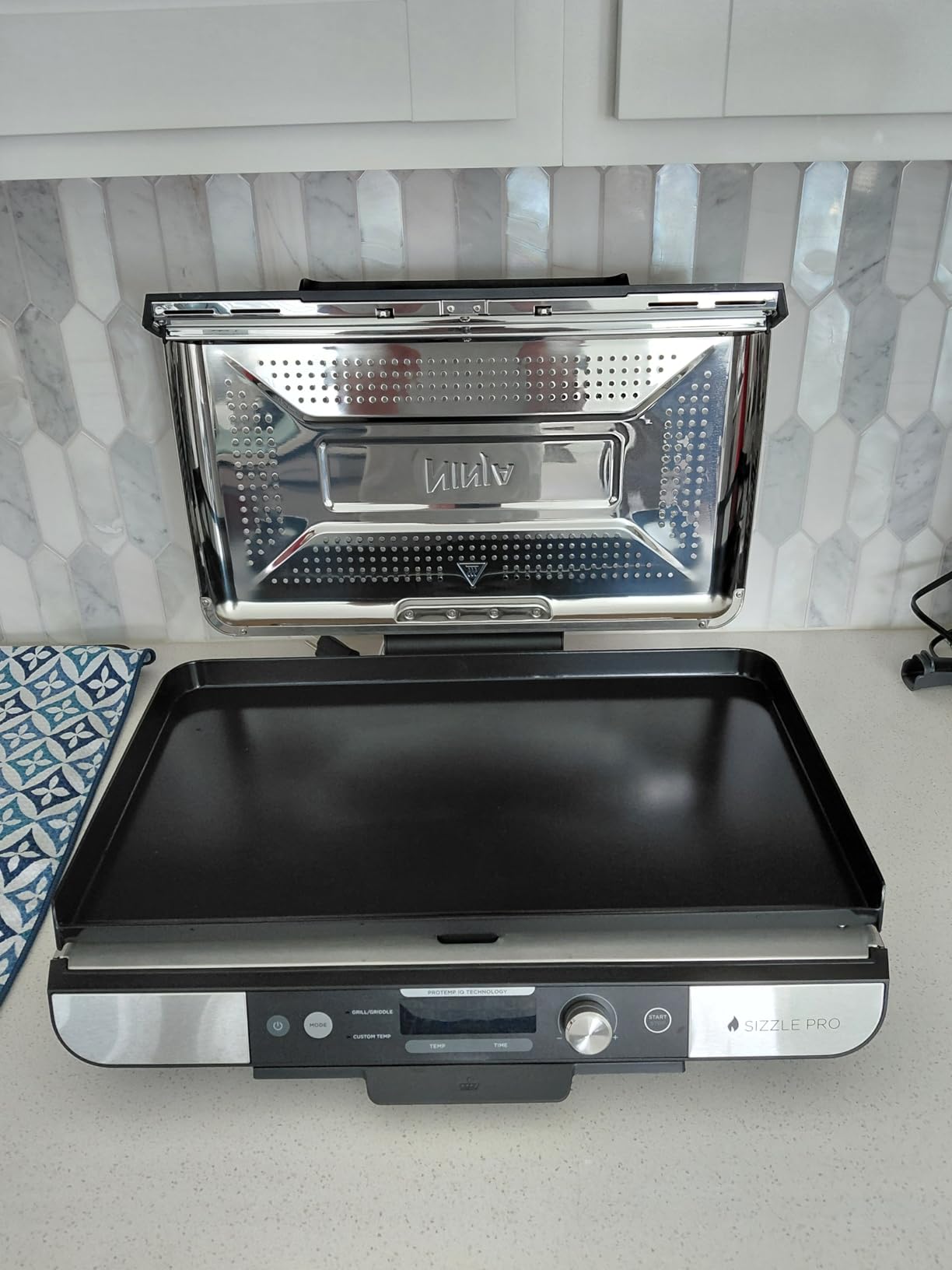 Ninja Griddle and Indoor Grill, 14'', Electric Grill, For Steak, Burgers, Salmon, Veggies, and More, Pancake Griddle, Nonstick, Dishwasher Safe, 500F, Even Cooking, Silver, GR101 customer photo 1