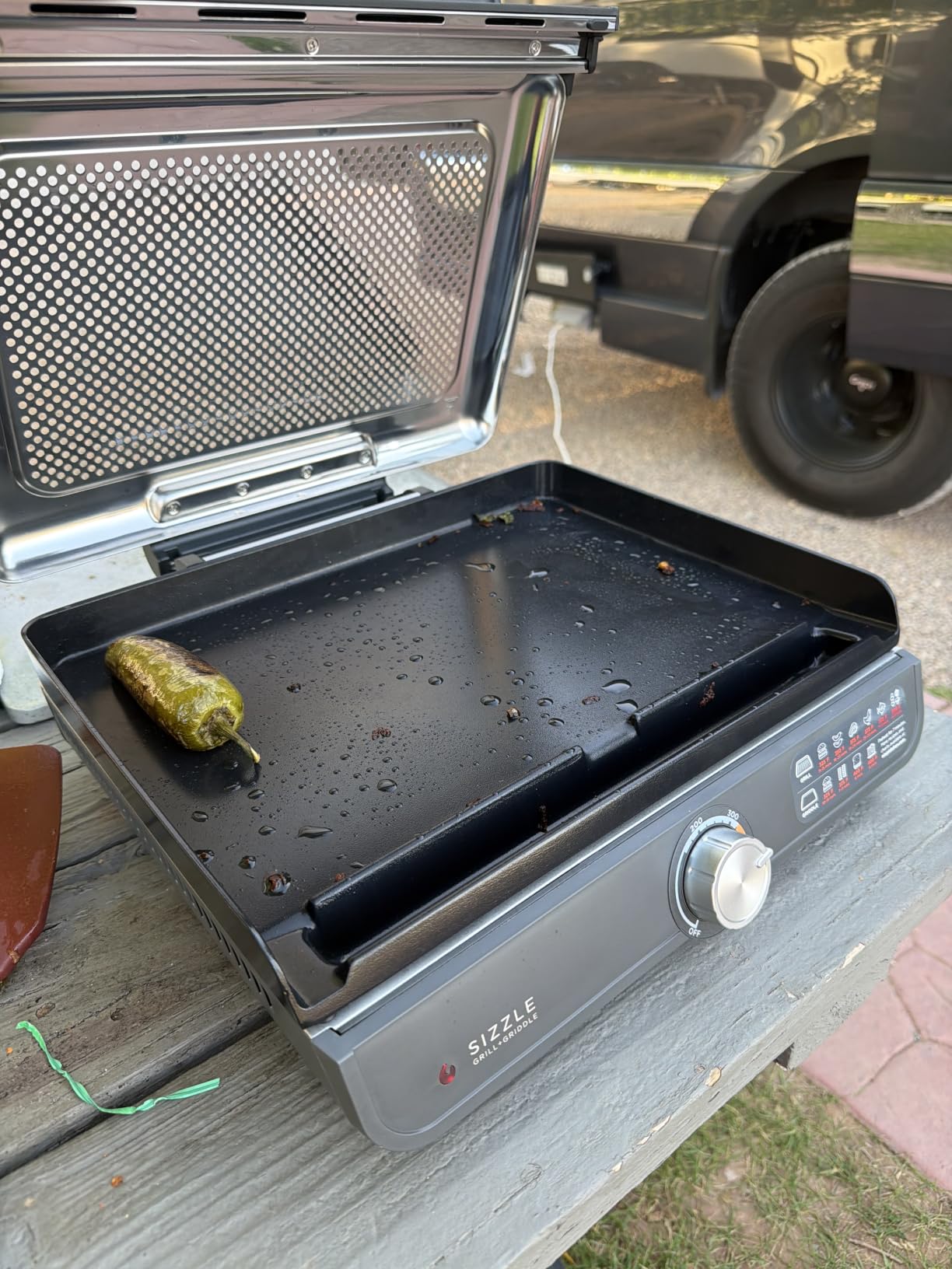 Ninja Griddle and Indoor Grill, 14'', Electric Grill, For Steak, Burgers, Salmon, Veggies, and More, Pancake Griddle, Nonstick, Dishwasher Safe, 500F, Even Cooking, Silver, GR101 customer photo 2