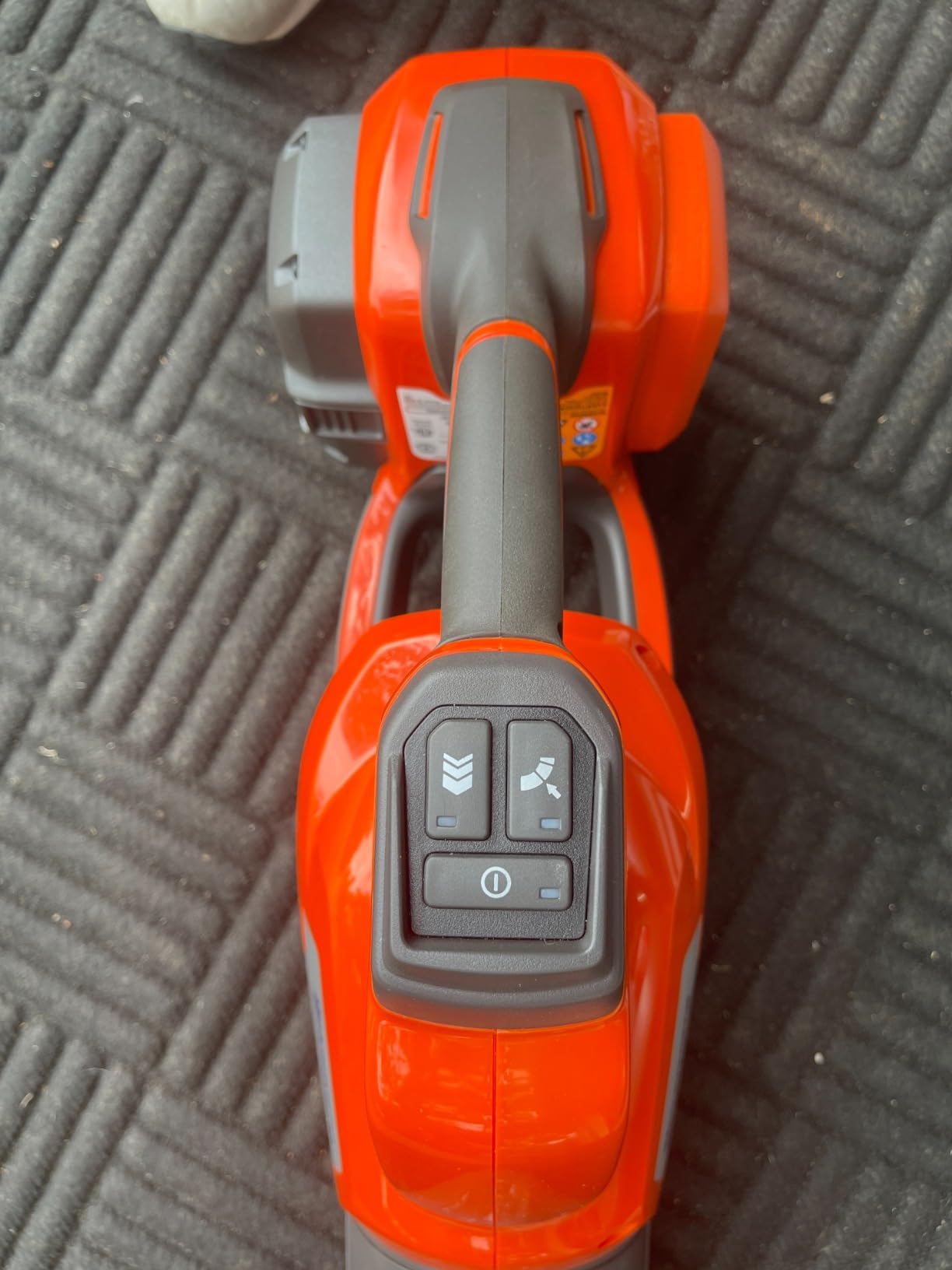 Husqvarna Leaf Blaster 350iB Battery Powered Cordless Leaf Blower, 200-MPH 800-CFM, Brushless Motor and Quiet Operation, 40V Lithium-Ion 7.5 Ah Battery and Charger Included, Gifts for Men, 970569904 customer photo 1