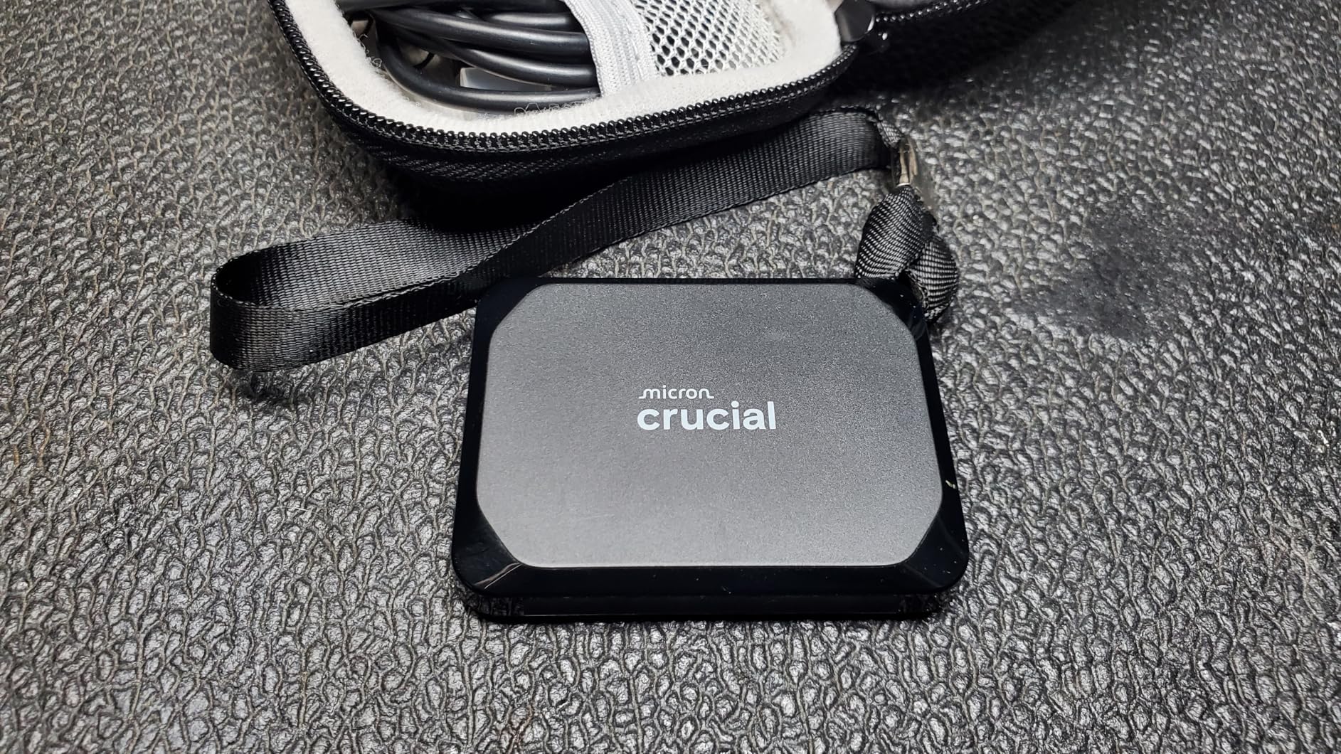 Crucial X10 Pro 1TB Portable SSD, Up to 2100MB/s Read, 2000MB/s Write, 3.2 USB-C, External Solid State Drive customer photo 2