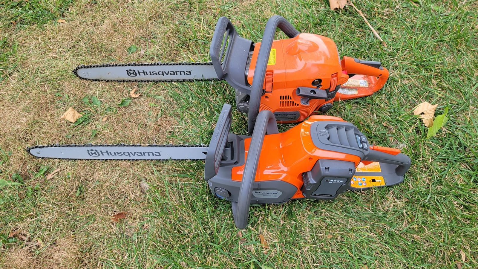 Husqvarna Power Axe 350i Cordless Electric Chainsaw, 18 Inch Chainsaw, Brushless Motor and Quiet Superior Cutting Power, 40V Lithium-Ion 7.5 Ah Battery and Charger Included customer photo 2