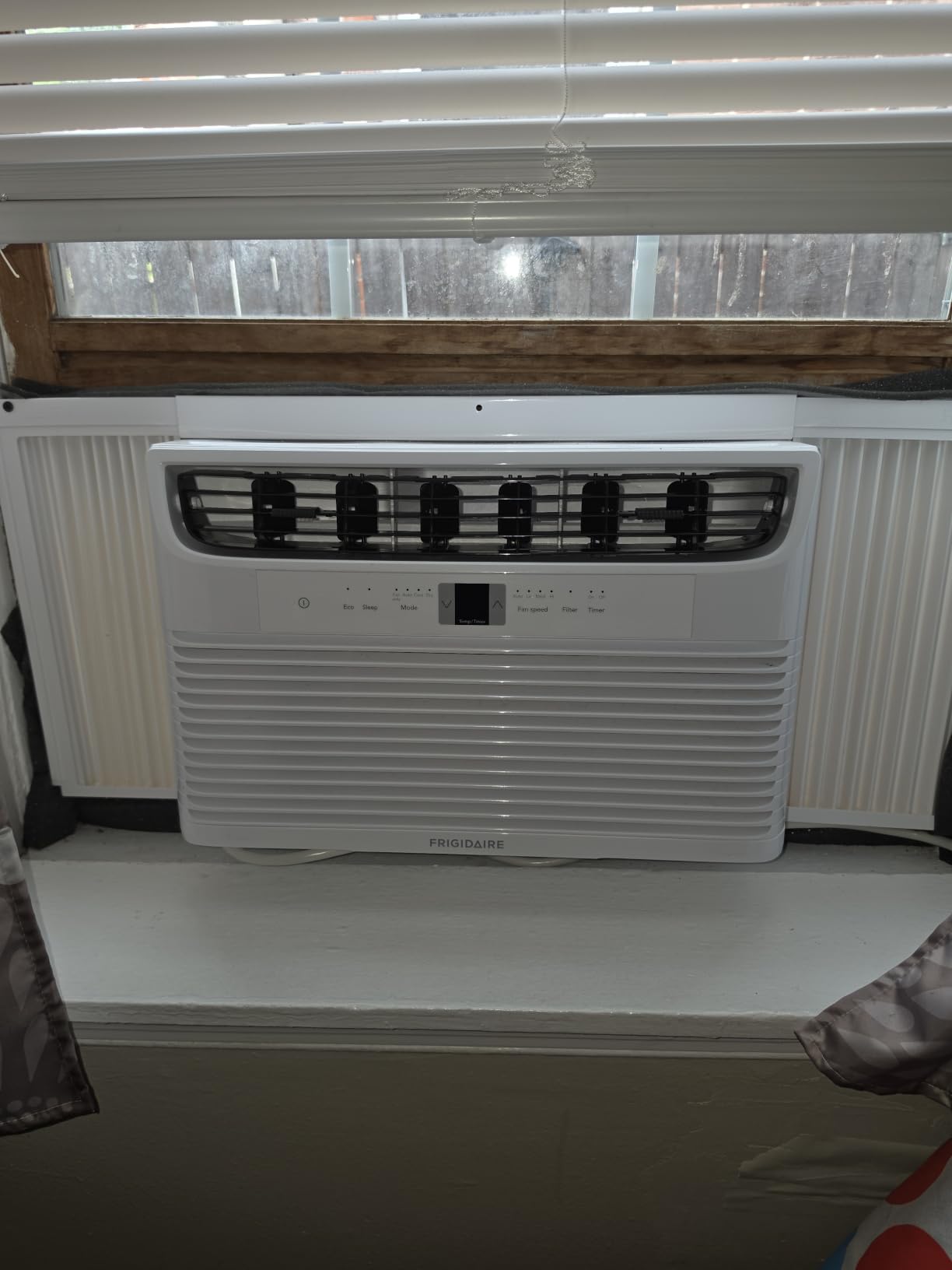 Frigidaire 8,000 BTU Window Air Conditioner with Remote Control, Cools Up to 350 Sq. Ft., Quiet Operation, Eco Mode, 3 Fan Speeds, Auto Restart, White customer photo 2