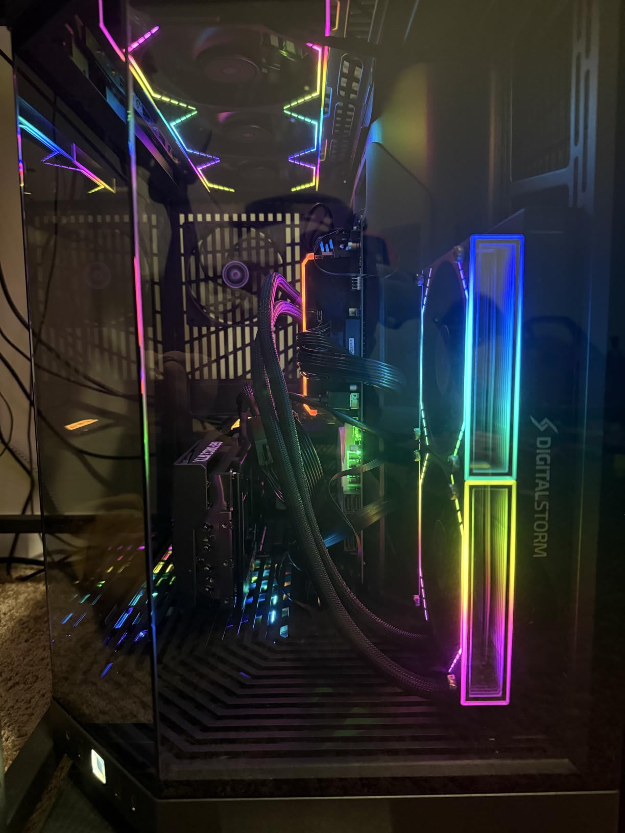 Hyte Y70 Modern Aesthetic Gaming PC Case - Panoramic Glass | High-Airflow Design | Cable Management | Dual Chamber ATX Mid-Tower Chassis | 10 Fan Capacity | Luxury PCIe 4.0 Riser Cable - Snow White customer photo 2