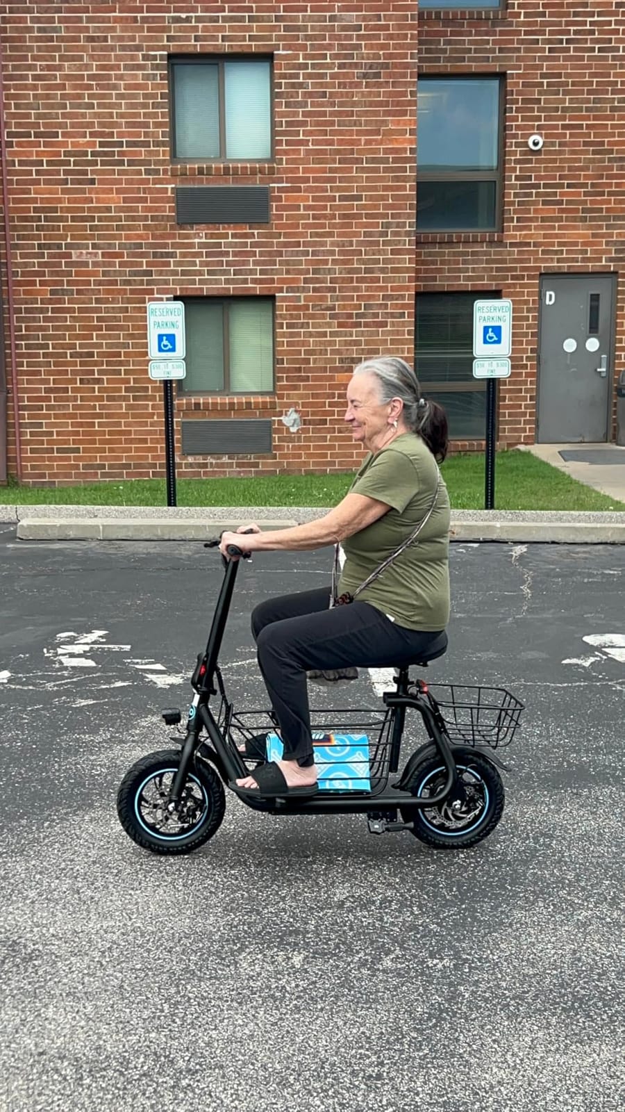 Gyroor Electric Scooter with Seat for Adults 20 Miles Range | 550W Motor, Pet Basket, 18.6 MPH Speed, 12