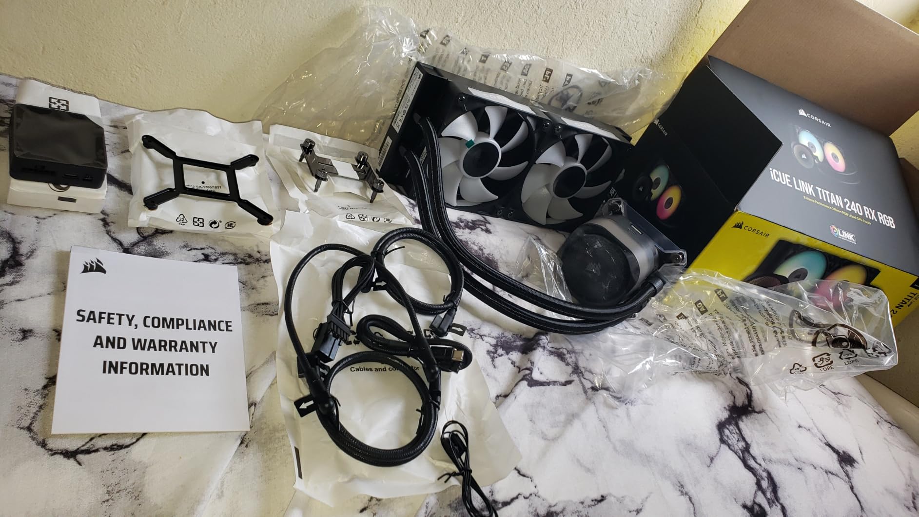 CORSAIR iCUE Link Titan 360 RX RGB Liquid CPU Cooler - 360mm AIO - Low-Noise - FlowDrive Cooling Engine - Intel LGA 1851/1700, AMD AM5/AM4 - 3X RX120 RGB Fans - iCUE Link System Hub Included - White customer photo 1