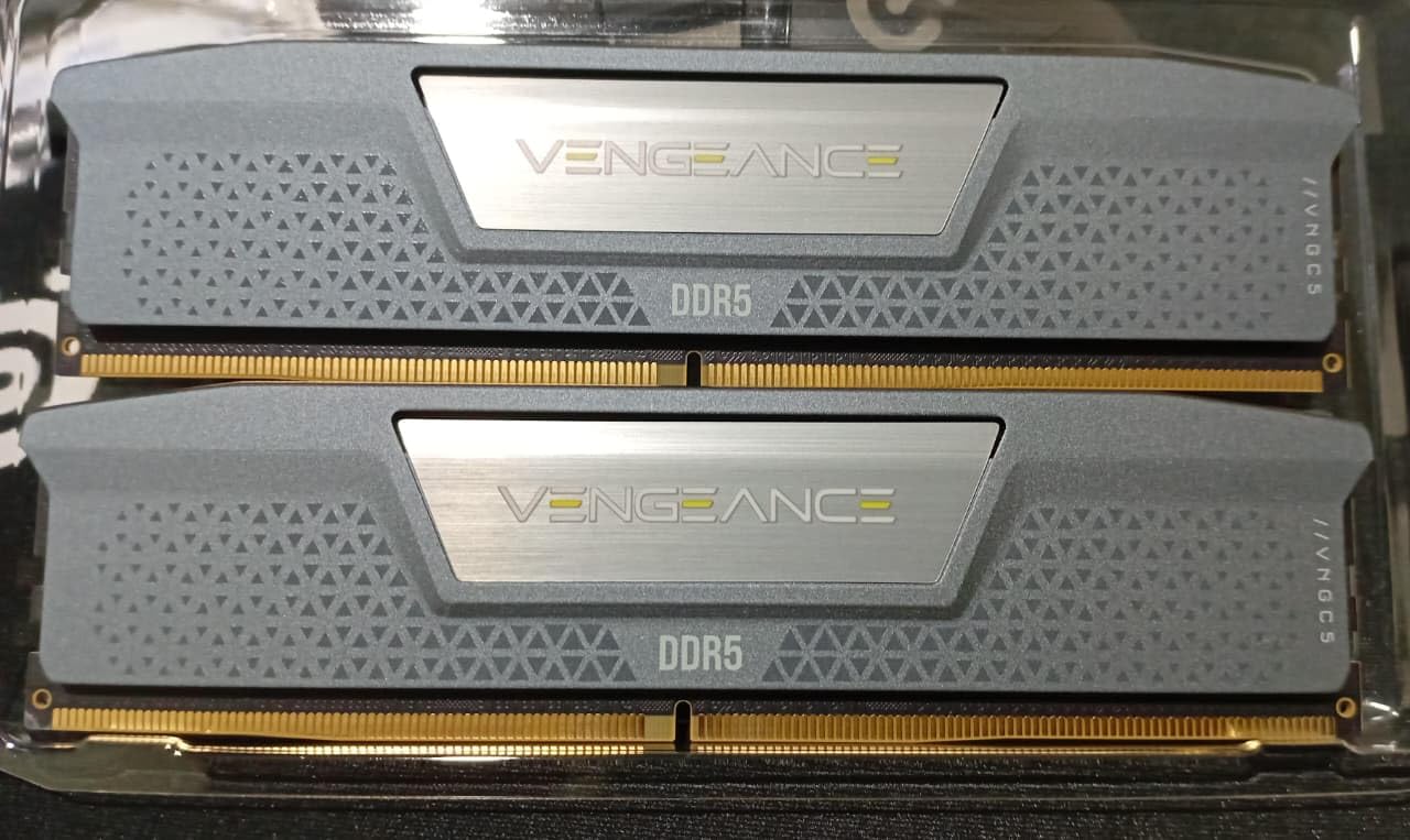CORSAIR Vengeance DDR5 32GB (2x16GB) 6400MHz CL36-48-48-104 1.35V AMD EXPO Intel XMP 3.0 Desktop Gaming Memory, AMD EXPO & Intel XMP 3.0 Compatible - Grey (CMK32GX5M2B6400Z36) customer photo 1