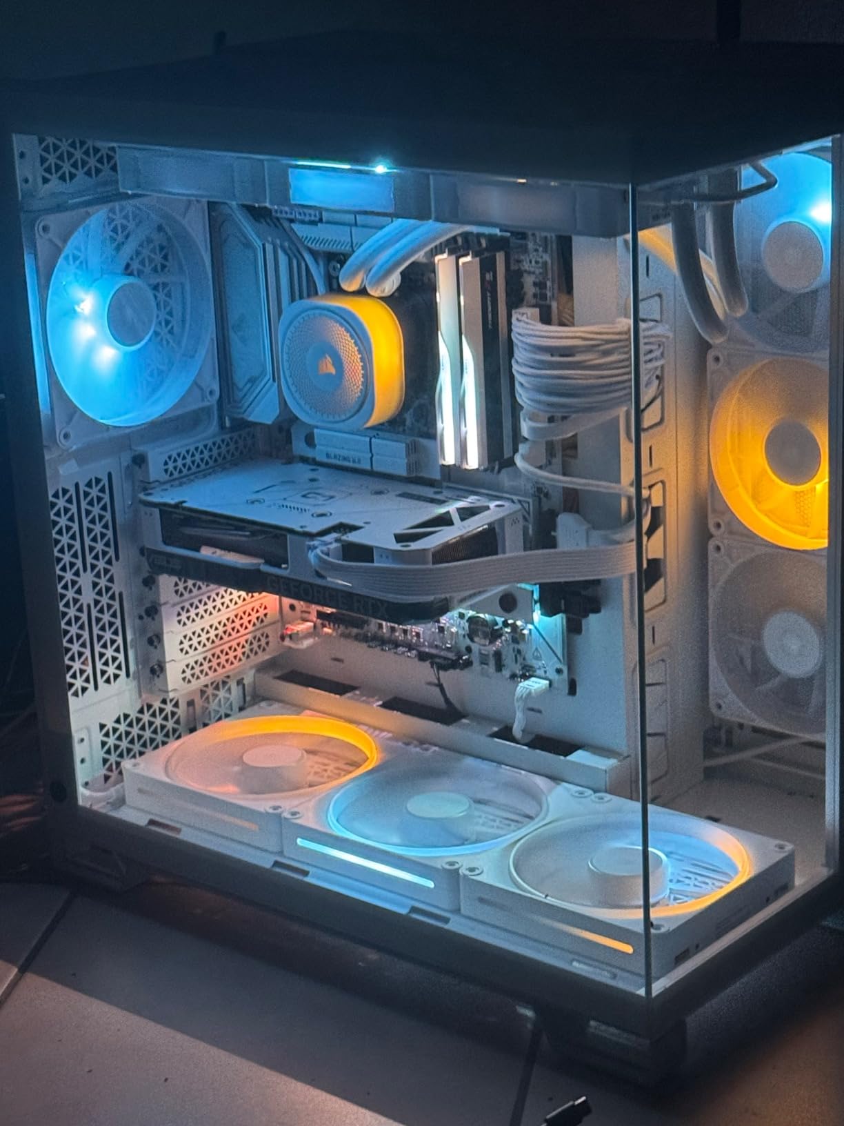 Lian Li Edge 1000W Gold-White-EG1000G.WH | Fan Hub Included, Gold ATX 3.0, 3.1 PCIE 5.1, L-Shape Design for Dual Chamber Case, 120mm FDB Fan customer photo 2