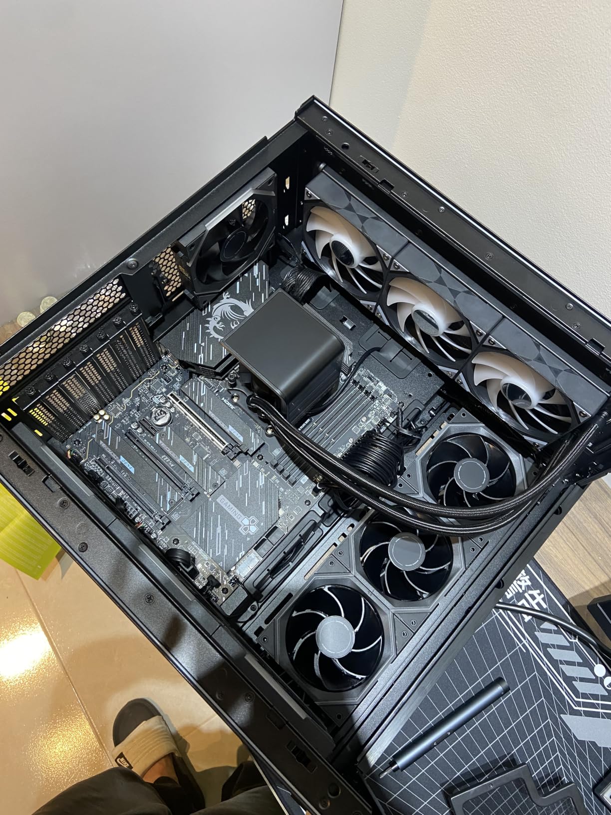Lian Li Edge 1200W Gold-Black-EG1200G.BH | Fan Hub Included, Gold ATX 3.0, 3.1, PCIE 5.1, L-Shape Design for Dual Chamber Case, 120mm FDB Fan customer photo 2