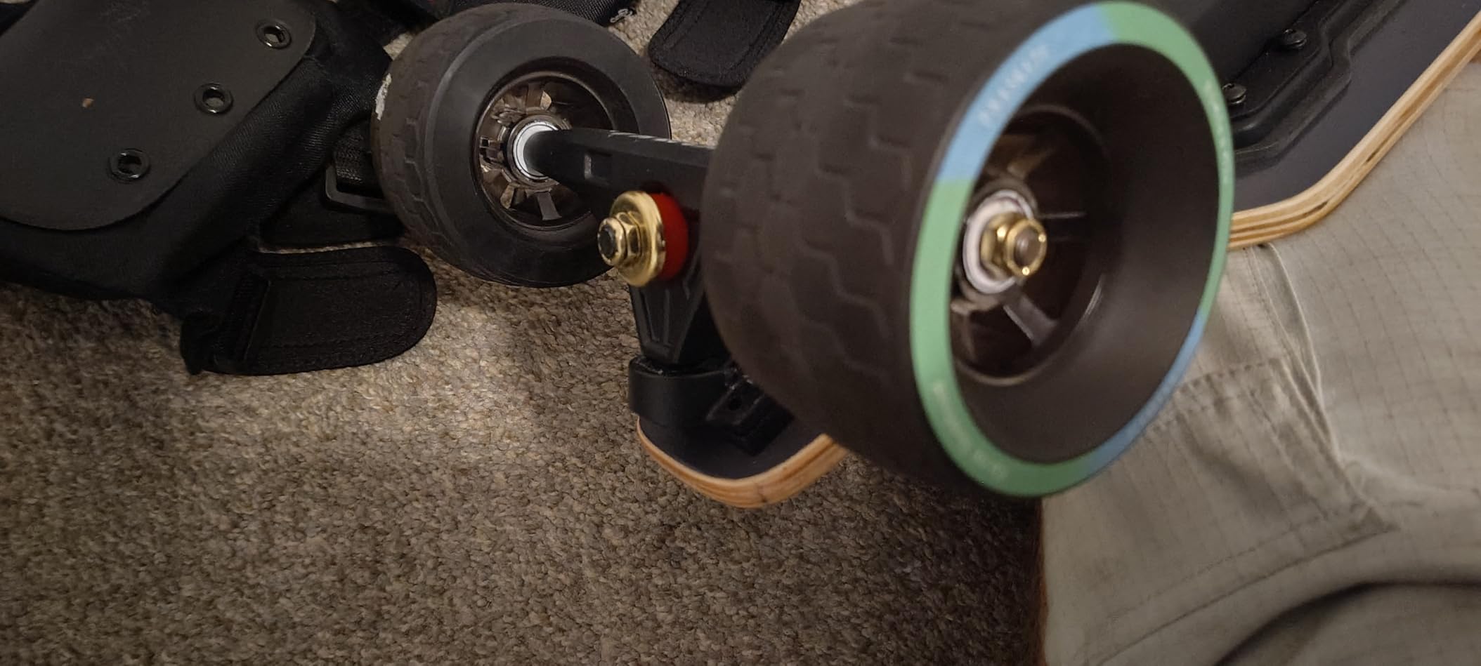 V4/V20 Electric Skateboard with Remote, 28 Mph Top Speed, 22 Miles Range, 1200W Hub-Motor, Longboard Skateboard for Adults & Teens customer photo 2