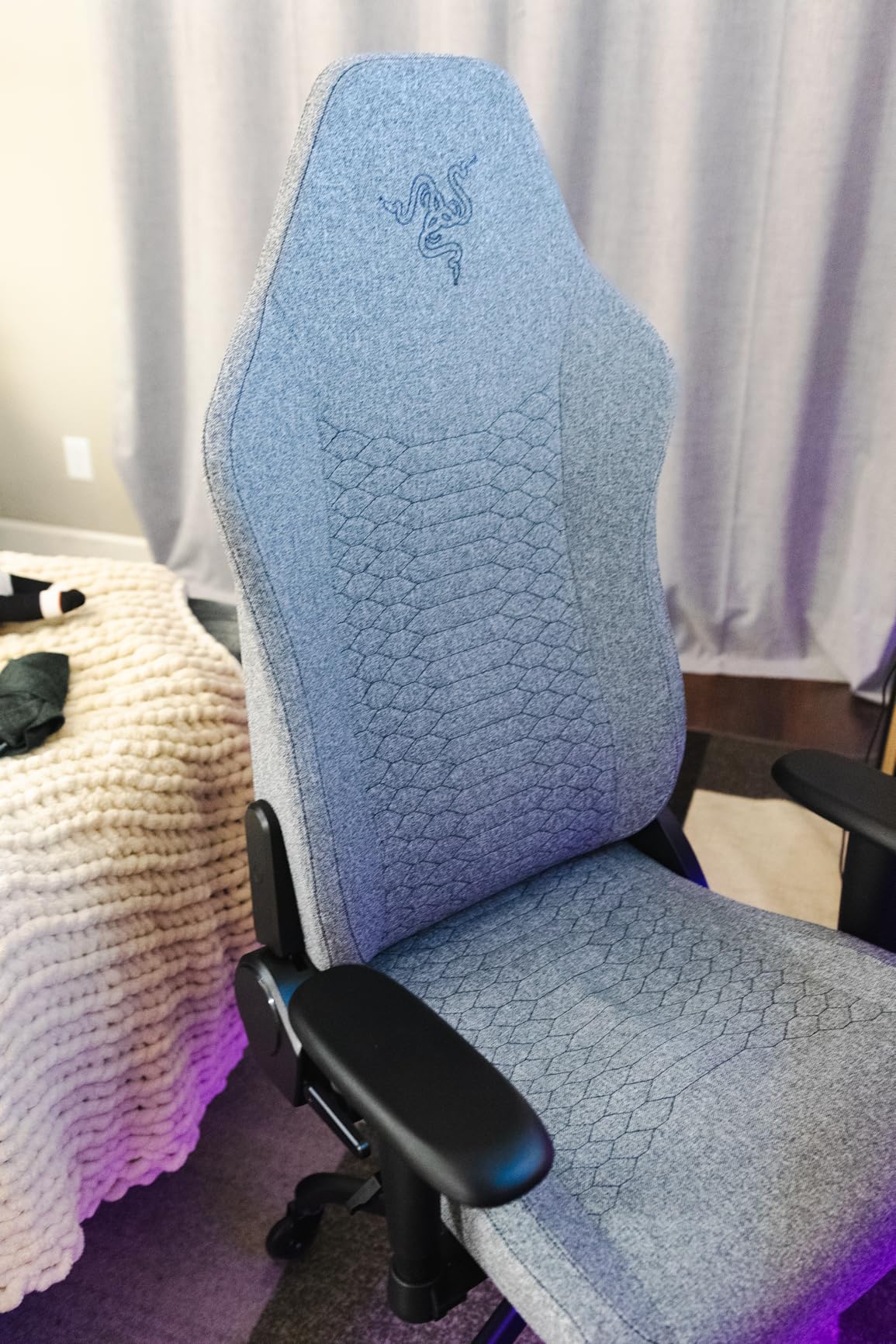 Razer Iskur V2 X Ergonomic Gaming Chair, Black - Built-In Lumbar Support, Wide Seat, High Density Foam Cushions, Adjustable 152 Degree Recline, 2D Armrests, Plush Fabric customer photo 1
