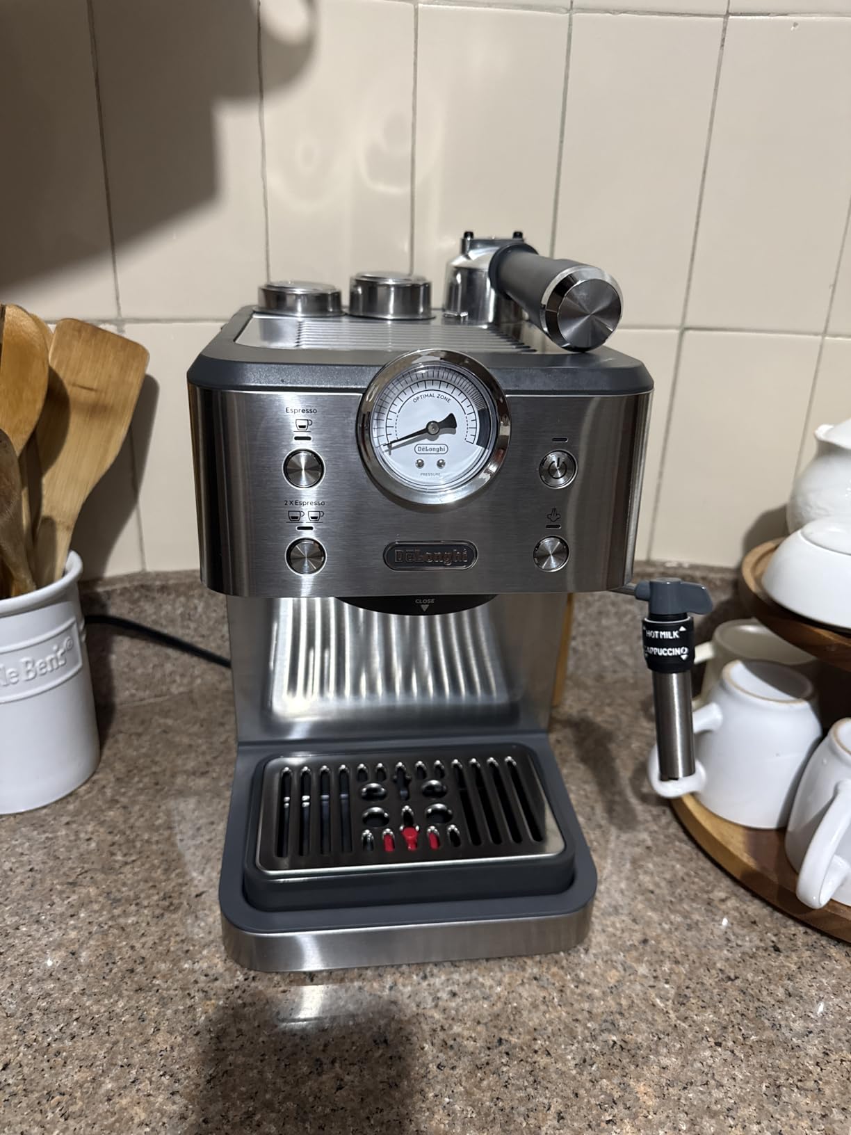 De'Longhi Classic Signature Espresso Machine, Adjustable Milk Frother | #1 Worldwide Espresso Machine Maker, Rapid Heat-Up, Preset Single & Double Espresso, Frother, Pressure Gauge, Compact Design customer photo 2