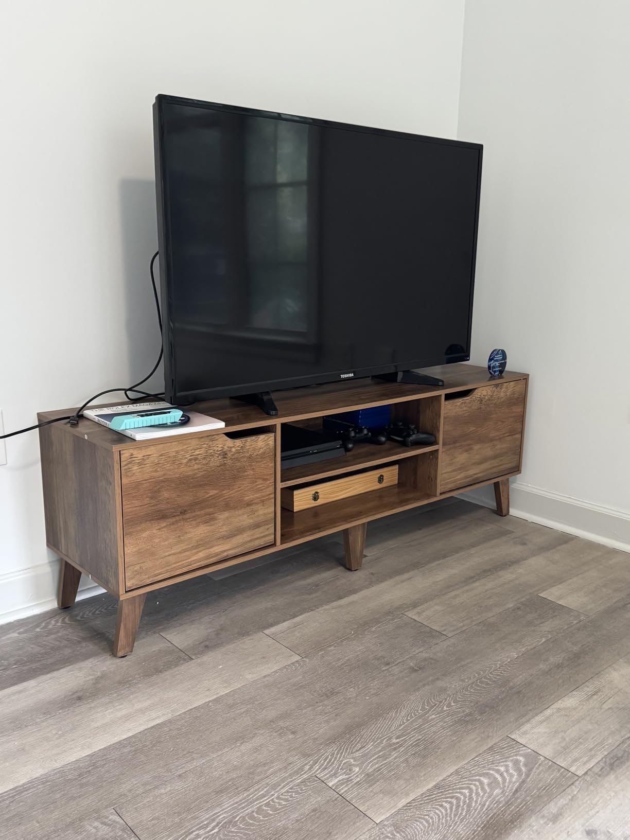 VASAGLE TV Stand for 65-Inch TVs, Entertainment Center with Adjustable Shelf, 58-Inch Long Media Console Table, Transitional Style, for Living Room, Bedroom, Honey Brown ULTV556K01 customer photo 1