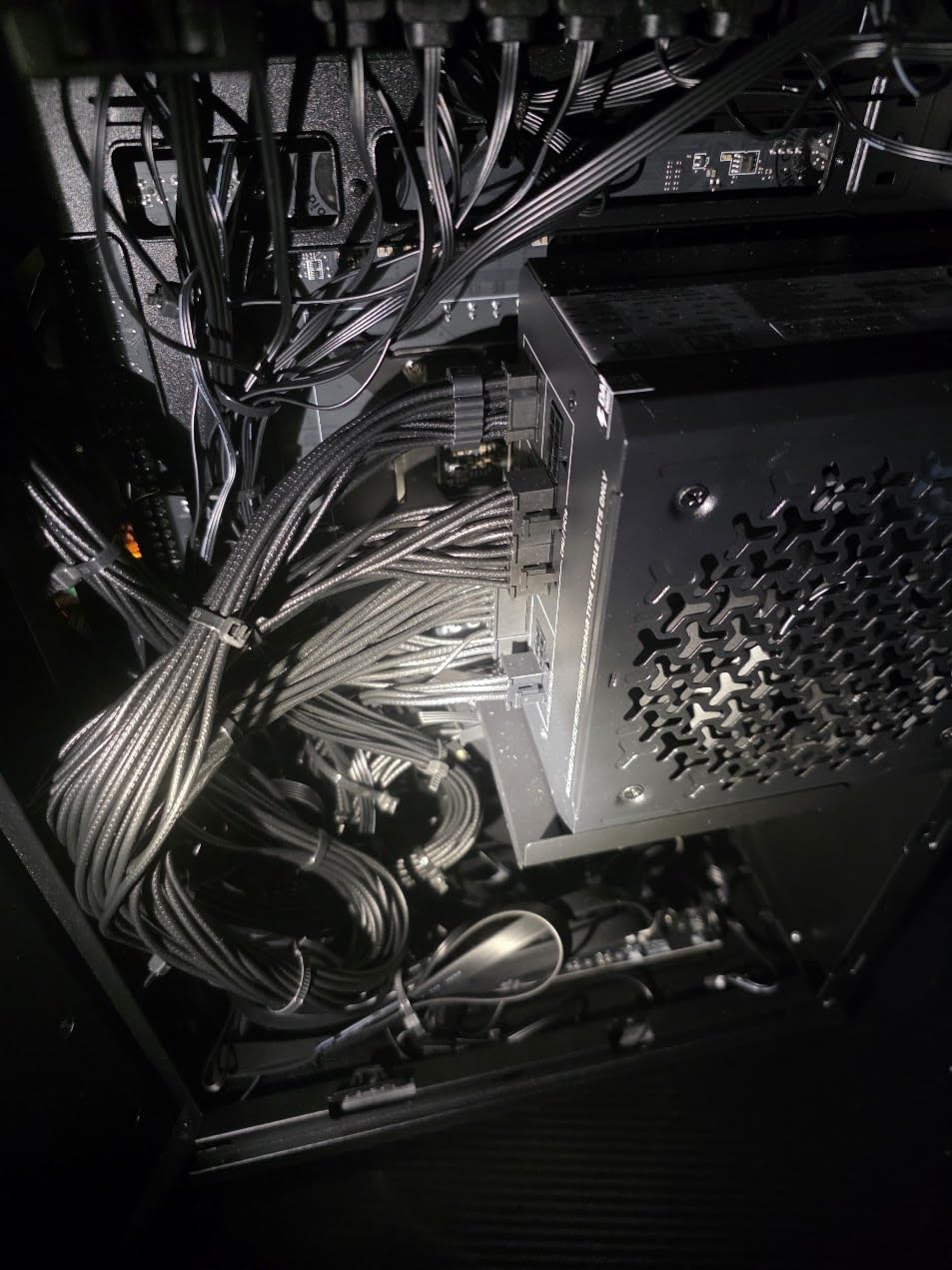 CORSAIR RM1000e (2025) ATX 3.1 PCIe 5.1 Ready 1000W Power Supply - White | Native 12V-2x6 Cable Included, Low-Noise, Fully Modular, Cybenetics Gold, Modern Standby Mode, NA customer photo 1