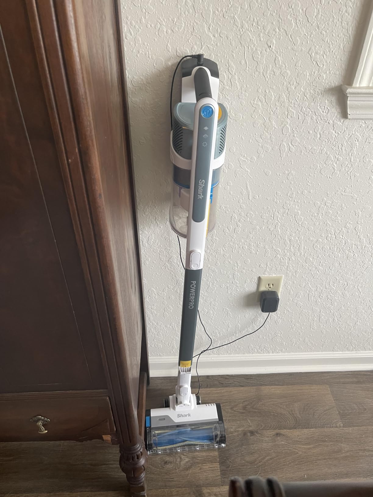 Shark PowerPro Plus Cordless Stick Vacuum, Pure Water, IZ377H | Lightweight, FloorDetect Technology, HEPA Filter, 50-Min Runtime, Powerful Pet Hair Pickup, Carpets & Hard Floors customer photo 2