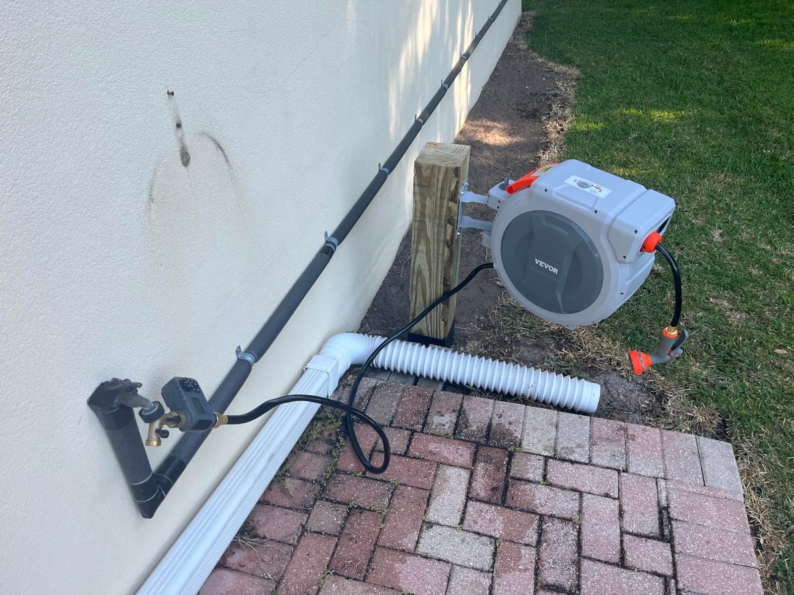 VEVOR Retractable Garden Hose Reel, 5/8 Inch x 100 ft Wall Mounted Hose Reel, Heavy Duty Garden Hose Reel with 9 Patterns Nozzle, Any Length Lock, Upgraded Slow Return System and 180°Swivel Bracket | Heavy Duty Garden Tool with 9 Patterns Nozzle, Any Length Lock, Upgraded Slow Return System, 180° Swivel Bracket & PP Shell customer photo 1