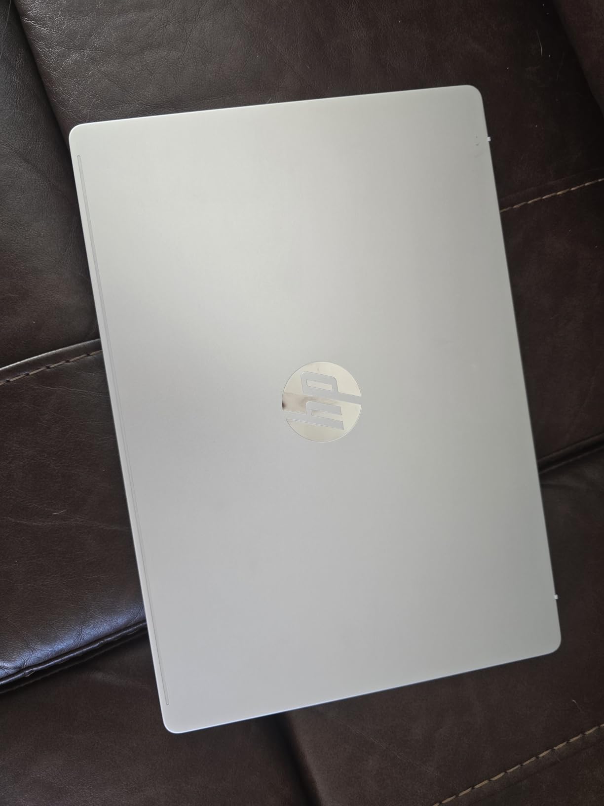 HP OmniBook 5 14 inch Next Gen AI PC, OLED Display, Snapdragon X Plus X1P-42-100, 16 GB RAM, 1 TB SSD, Qualcomm Adreno GPU, Windows 11 Home, Glacier Silver, 14-he0099nr customer photo 1