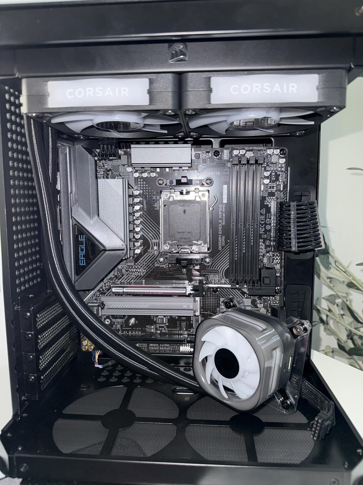 GIGABYTE B850M Eagle WIFI6E AMD AM5 mATX Motherboard, Support AMD Ryzen 9000/8000/7000 Series, DDR5, 8+2+2 Power Phase, 2X M.2, PCIe 5.0, USB-C, WIFI6E, 2.5GbE LAN, EZ-Latch, 3-Year Warranty customer photo 2