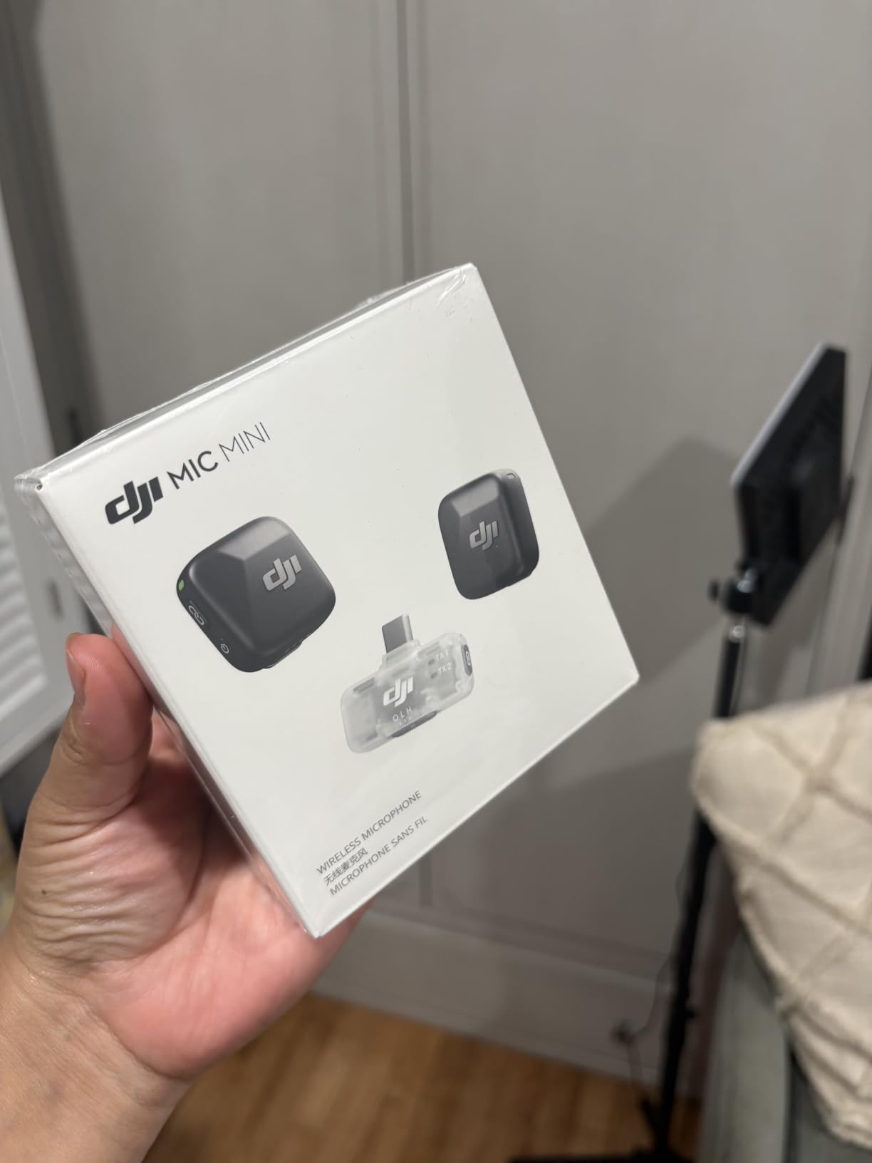 DJI Mic Mini (2 TX + 1 Mobile RX), Ultralight, Active Noise Cancelling | Wireless Lavalier Microphone for iPhone 17/16/15 & Android/PC/Tablet, Plug-and-Play, 300m Transmission, Youtube, Vlog customer photo 1