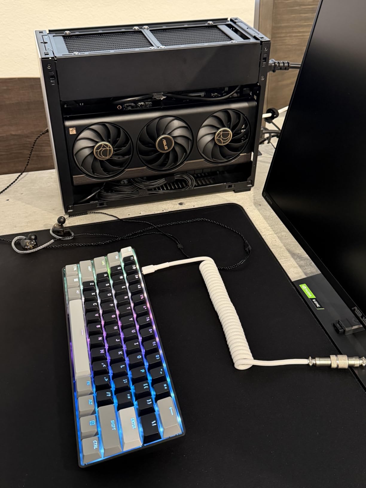 Lian Li A4-H2OA5 Mini-ITX PC Case, Triple-Slot Mount GPU, Aluminum Exterior & SPCC Steel Interior, 240mm AIO, SFX Sandwich Layout, PCIe 5.0, Supports SFX/SFX-L PSU - A4H2OA5 Silver customer photo 2