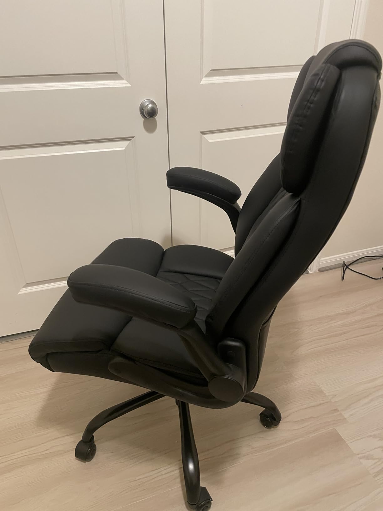 500lbs Big and Tall Office Chair Adjustable Lumbar Support for Back Pain, Extra Wide Seat Executive Office Chair Thick Armrest Pad, Heavy Duty Base & Upgraded Wheels, Ergonomic Comfy Computer Desk Chair customer photo 2