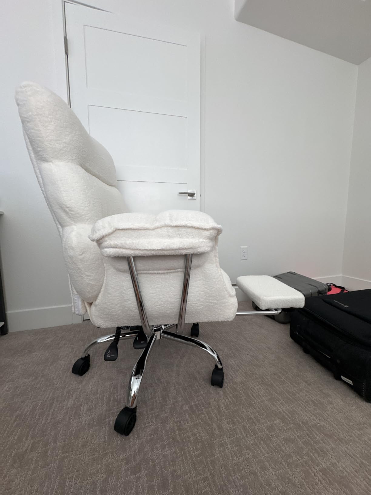 Dowinx Big and Tall Office Chair, Ergonomic Desk Chair with Thick Cushion, Wide Seat & Armrests Computer Gaming Chair, High Back Reclining Teddy Fleece Criss Cross Chair with Foot Rest, Gray customer photo 1