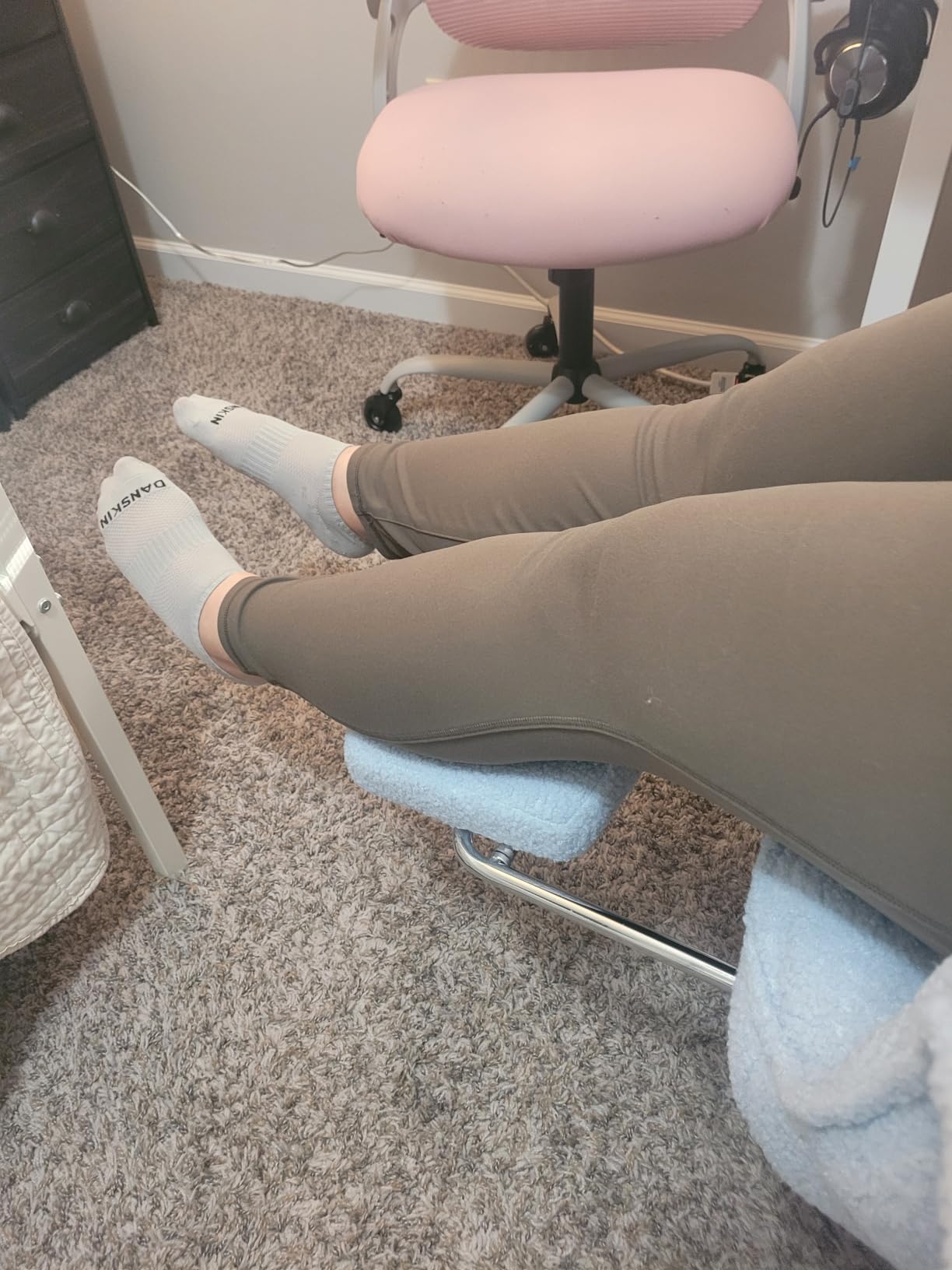 Dowinx Big and Tall Office Chair, Ergonomic Desk Chair with Thick Cushion, Wide Seat & Armrests Computer Gaming Chair, High Back Reclining Teddy Fleece Criss Cross Chair with Foot Rest, Gray customer photo 2