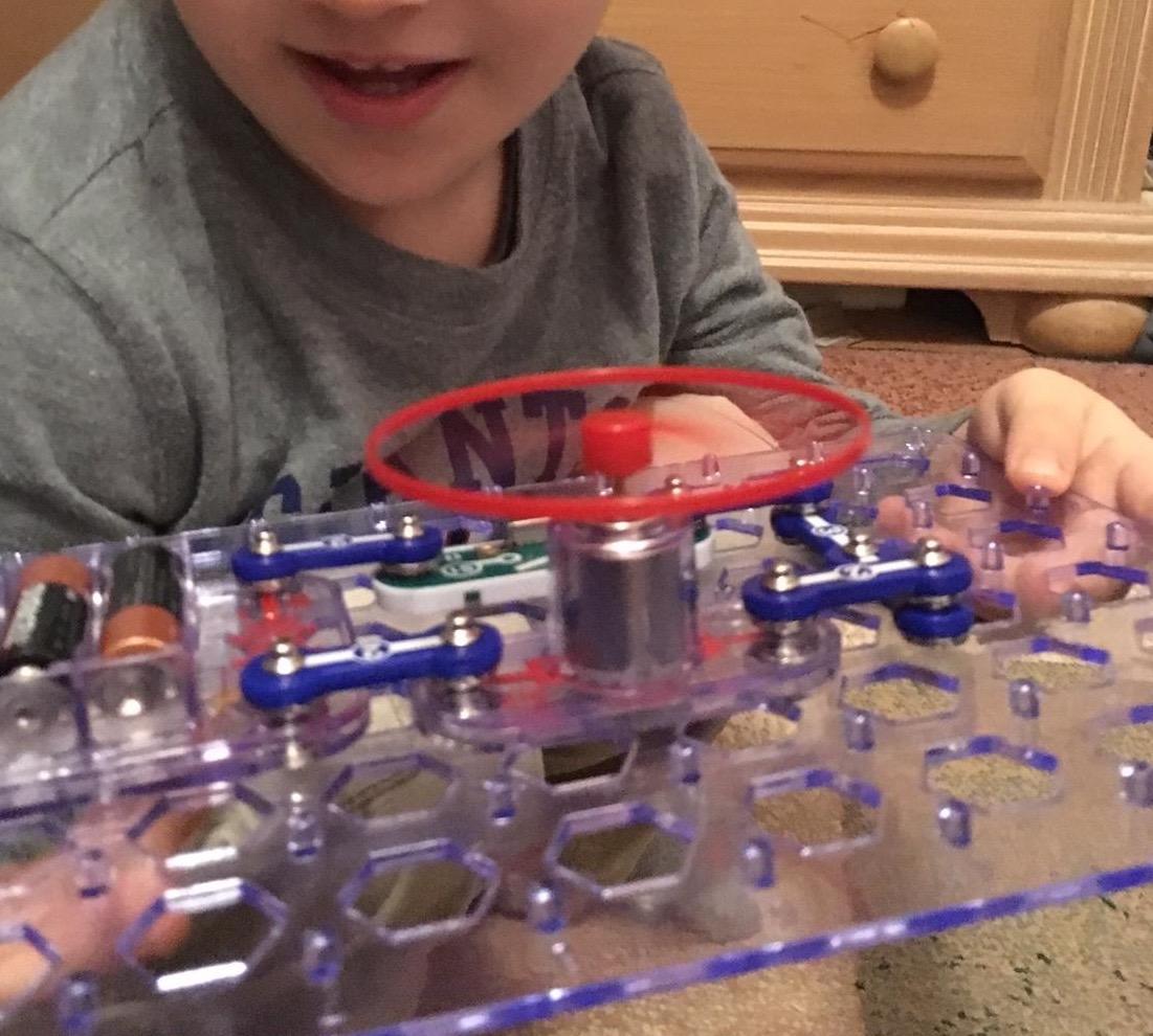 SNAP CIRCUITS Classic SC-300 STEM Electronics Kit, 300+ Projects, Ages 8+ customer photo 1