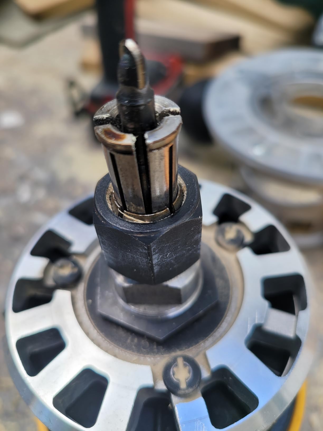 DEWALT Router, Fixed Base, 1-3/4-HP, 11.0 Amp Motor (DW616) customer photo 2