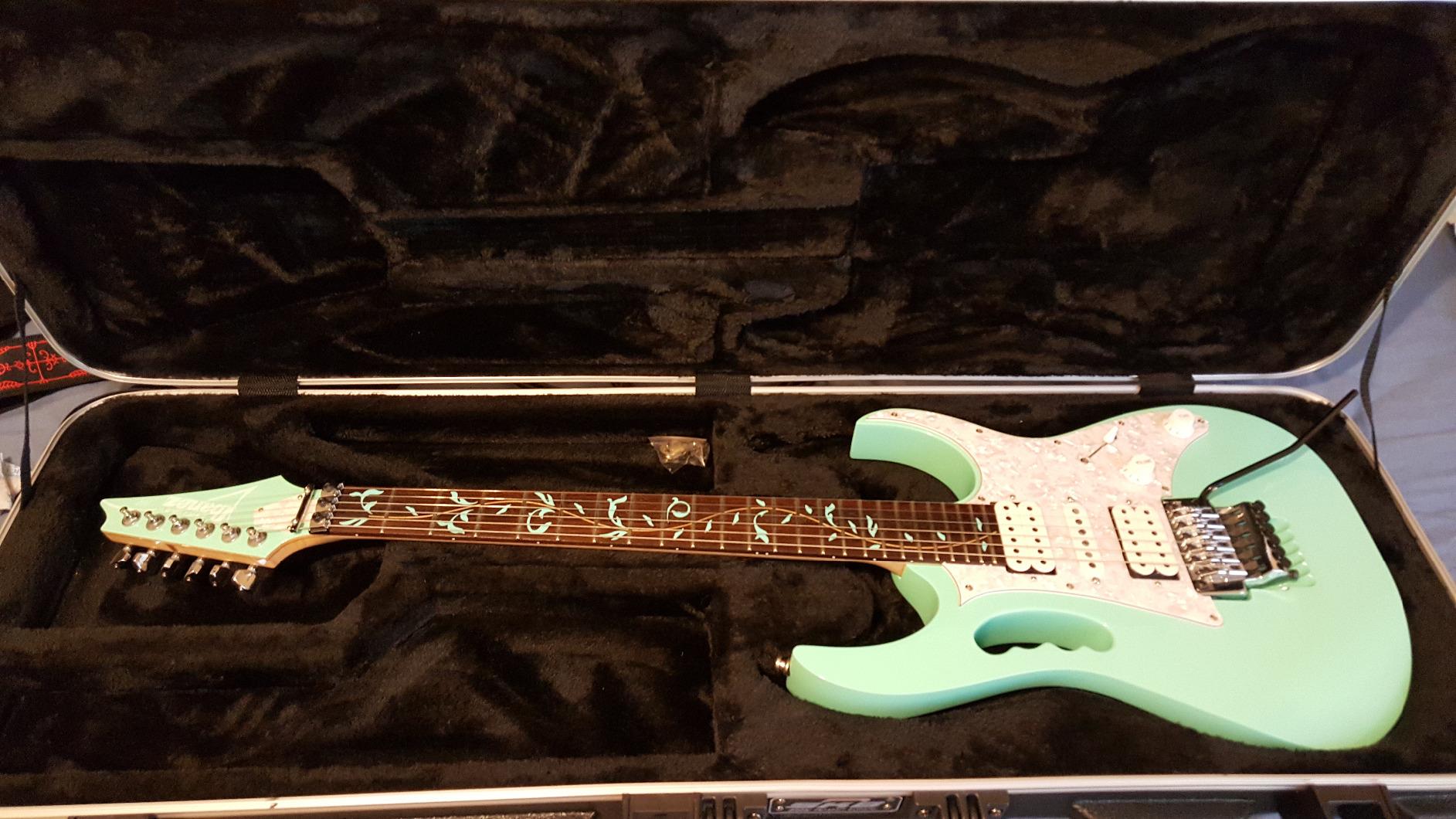 SKB Shaped Electric Hardshell - TSA Latch, Over-Molded Handle (1SKB-FS-6) customer photo 2
