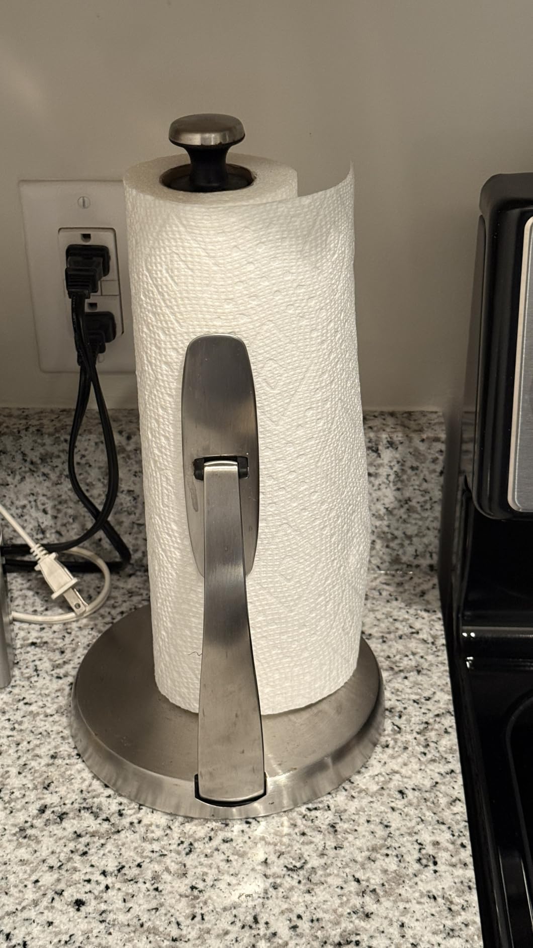 OXO Good Grips SimplyTear Paper Towel Holder Countertop for Kitchen | One-handed Tear, Weighted Stainless Steel Non-Slip Base, Countertop Organizer, Stable Dispensing, Fits any Size of Rolls customer photo 1