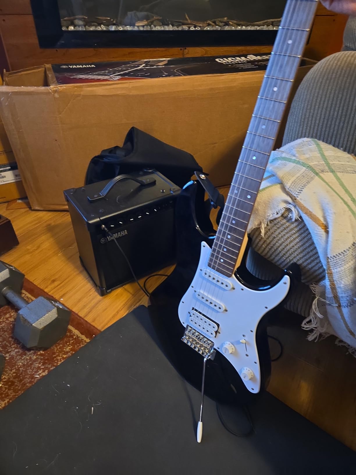 Yamaha GigMaker EG Electric Guitar Pack with Amplifier, Gig Bag, Tuner, Cable, Strap and Picks - Black customer photo 2
