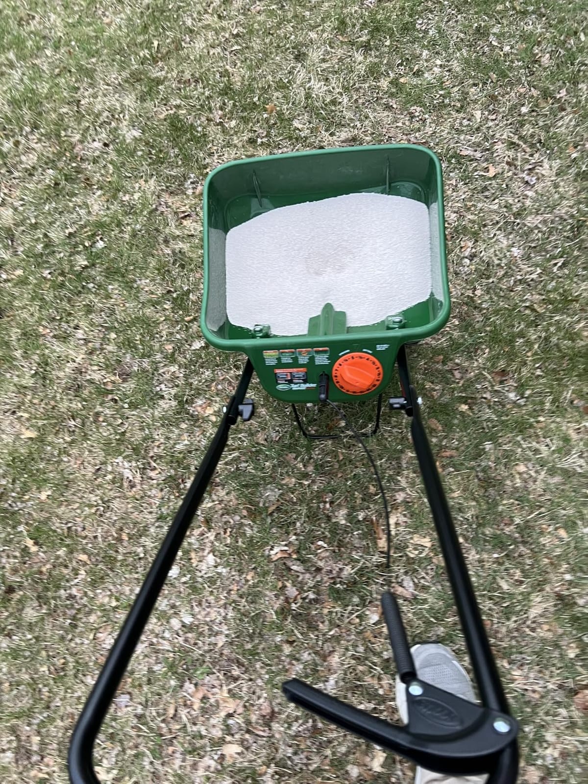 Scotts Turf Builder EdgeGuard Mini Broadcast Spreader customer photo 1