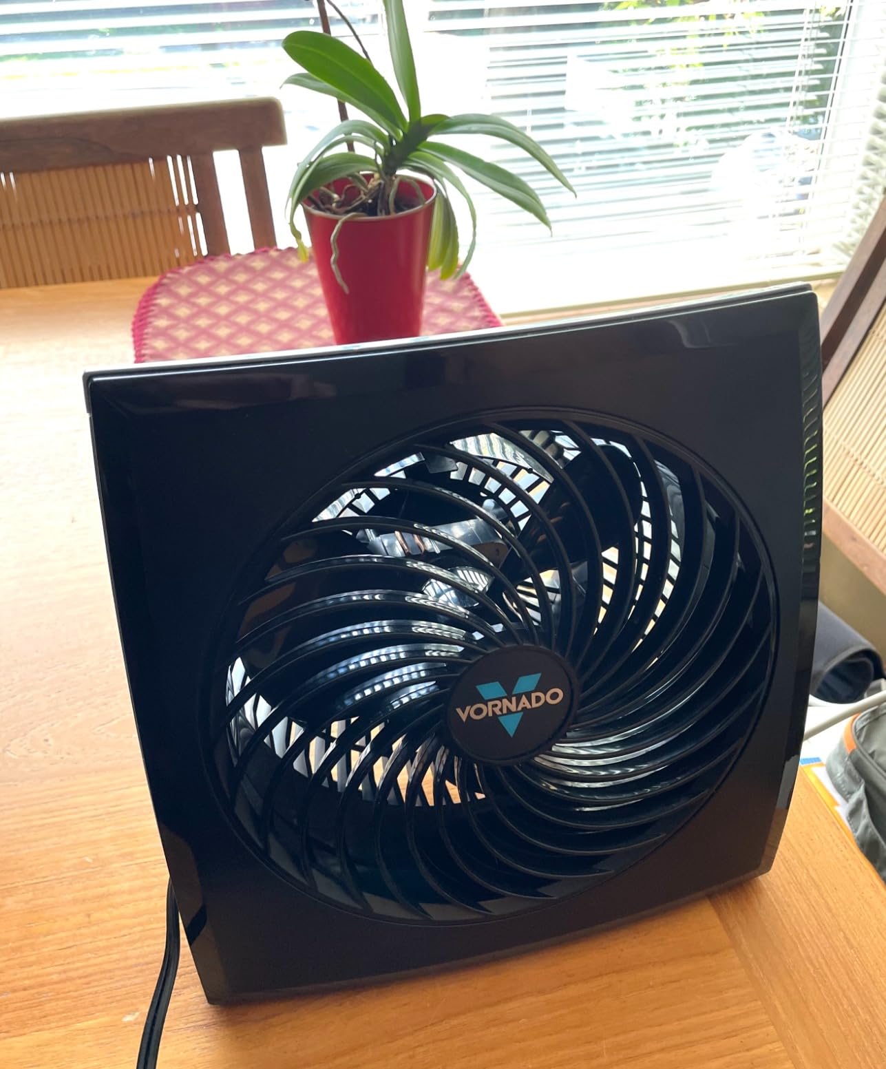 573 Compact Flat Panel Air Circulator Fan, 3 Speeds, Moves Air 60 Feet, Fan for Bedroom, Home, Office, Black customer photo 1