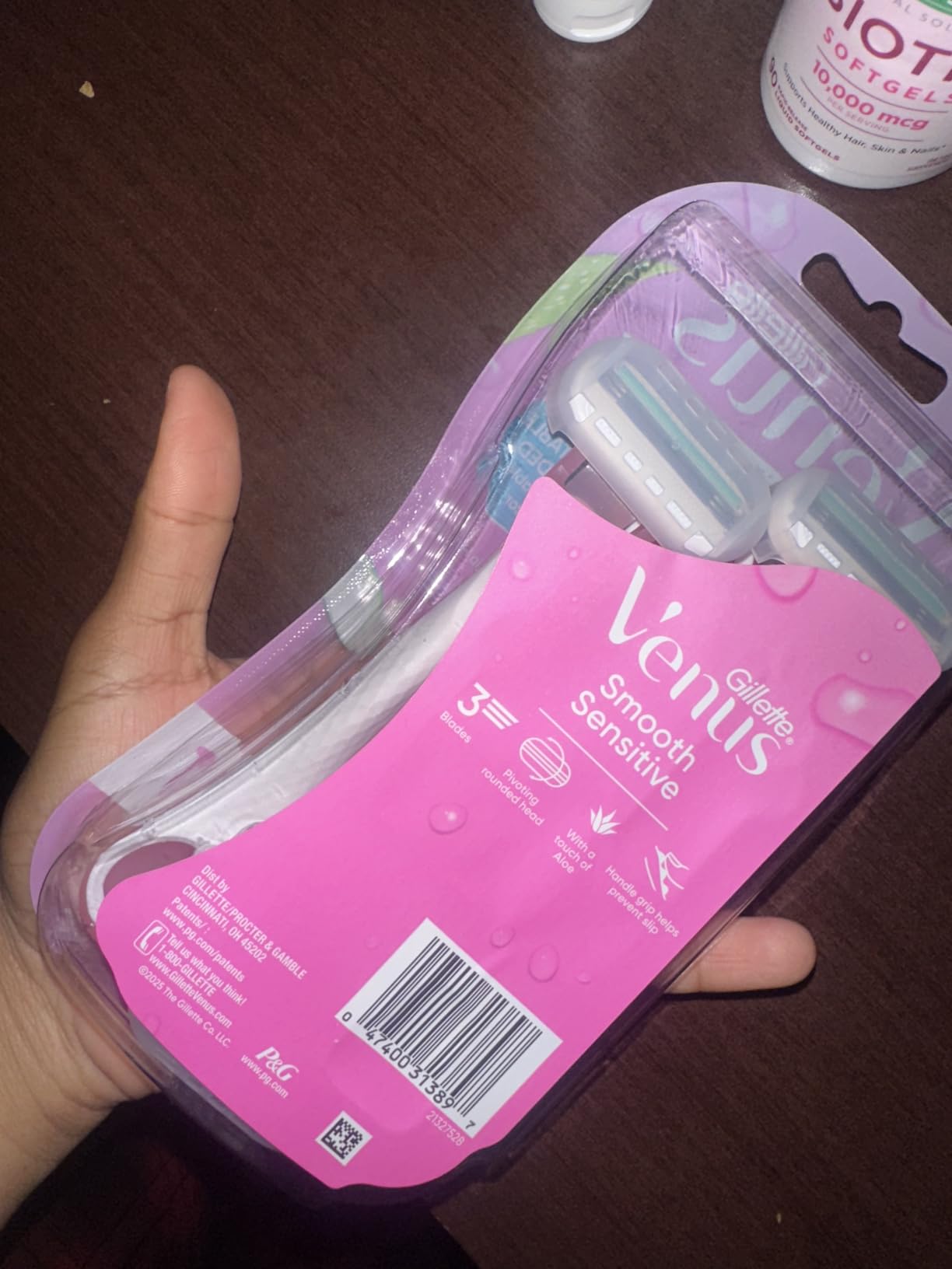 Gillette Venus Sensitive Women's Disposable Razors - Single Package of 3 Razors customer photo 2