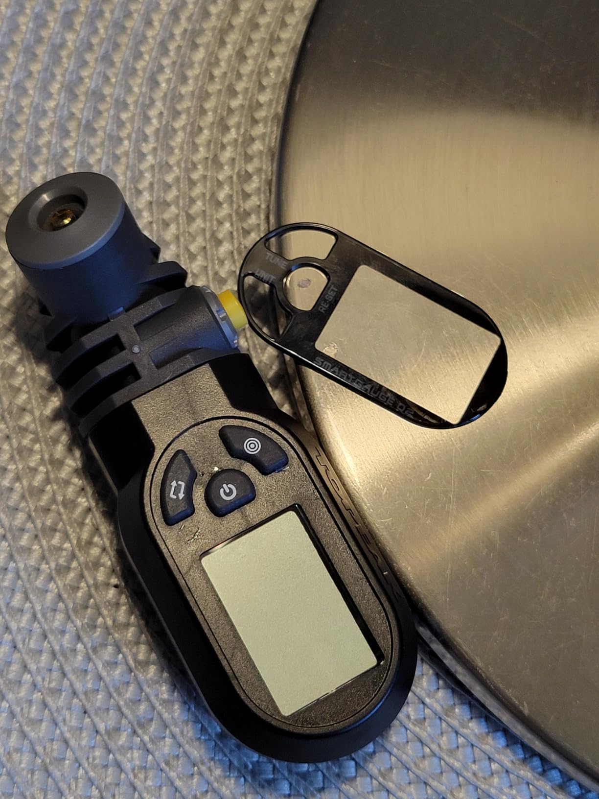 Topeak SmartGauge D2 Digital Tire Pressure Gauge – Presta/Schrader Compatible, 250 Psi/17 Bar, Precision Air Pressure Reader with LCD Display for Bikes, Motorcycles & Sports Equipment customer photo 2